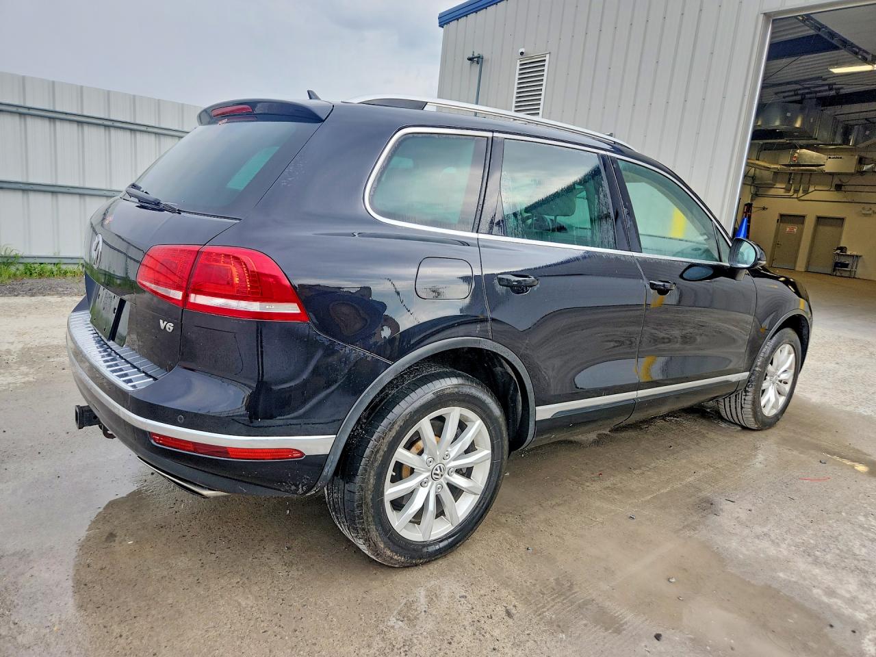 2016 Volkswagen Touareg Sport Черный vin: WVGEF9BP8GD011846