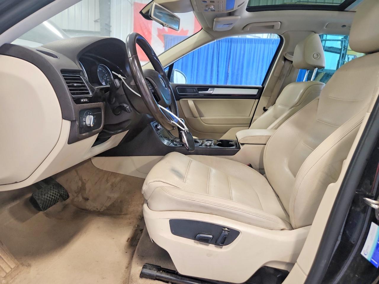 2016 Volkswagen Touareg Sport Черный vin: WVGEF9BP8GD011846