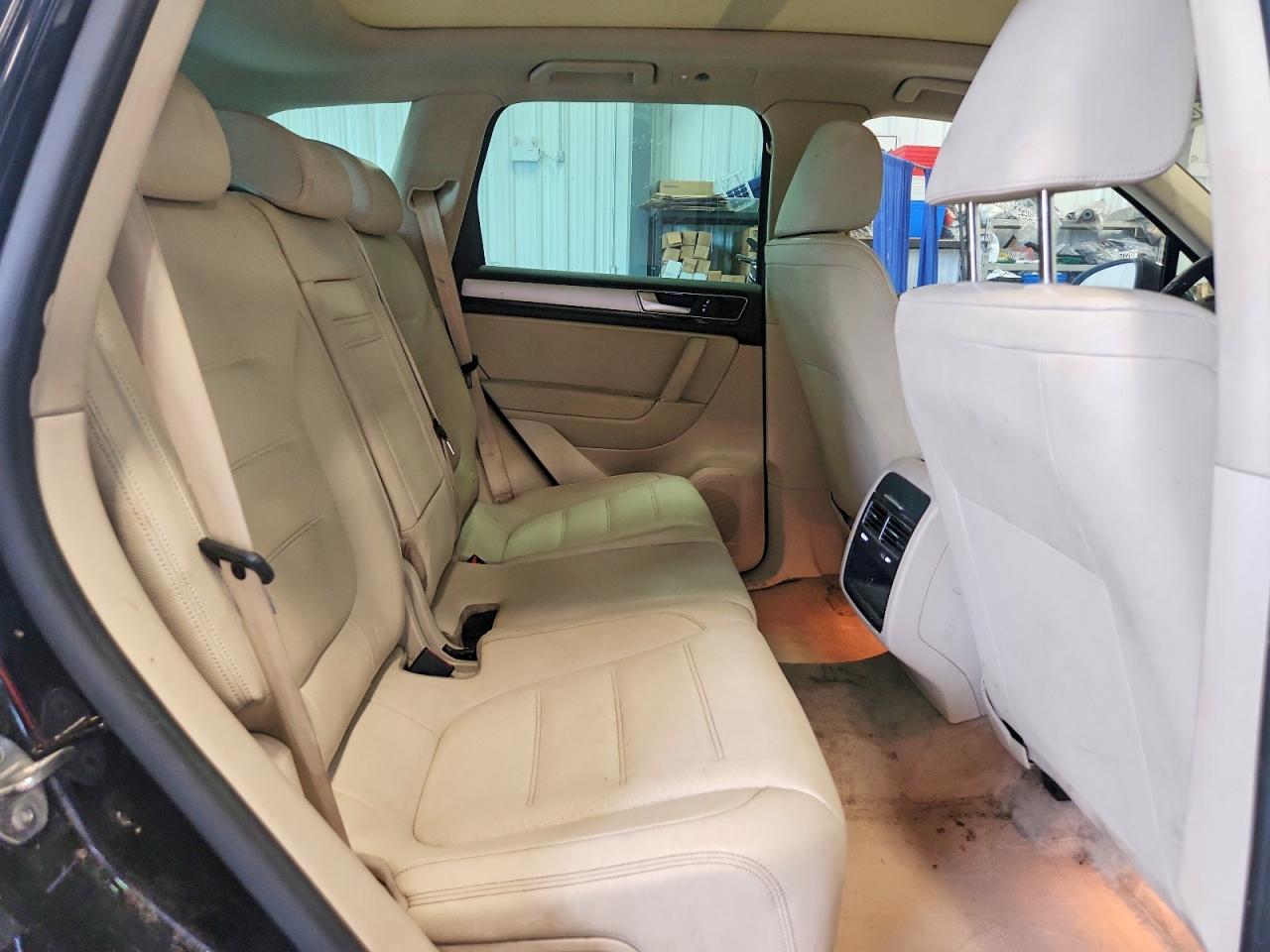 2016 Volkswagen Touareg Sport Черный vin: WVGEF9BP8GD011846