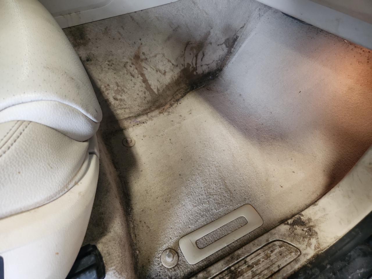 2016 Volkswagen Touareg Sport Черный vin: WVGEF9BP8GD011846 Damage: Right Front Carpet, Stained, Permanent