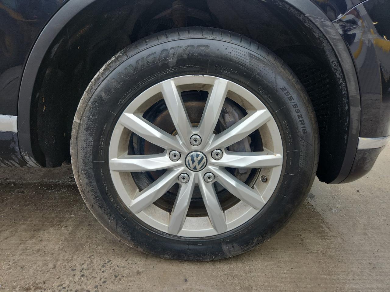 2016 Volkswagen Touareg Sport Черный vin: WVGEF9BP8GD011846 Damage: Right Front Wheel, Curb Rash, 1 To 2 Inches