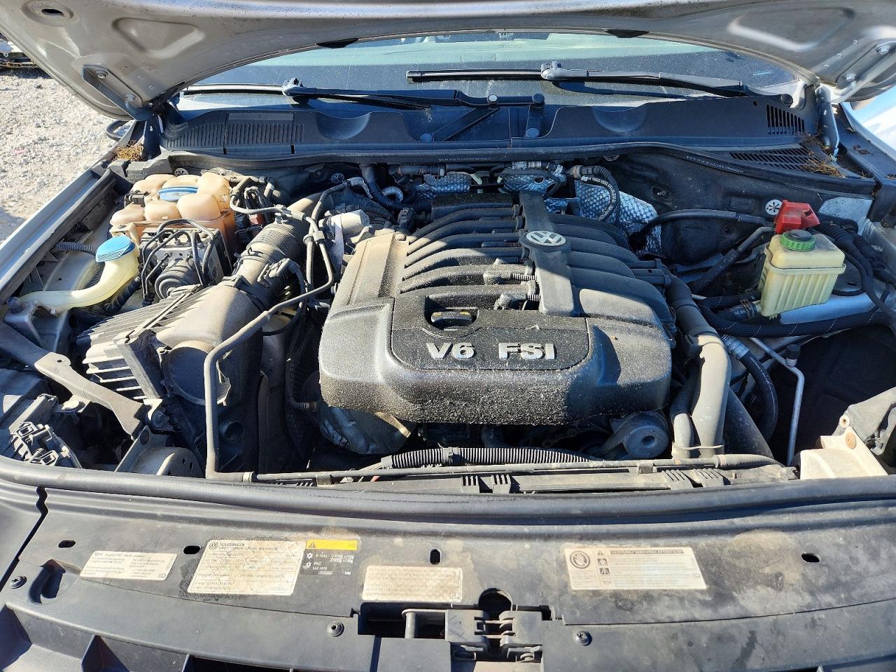 2014 Volkswagen Touareg V6 Silver vin: WVGEF9BP9ED004823