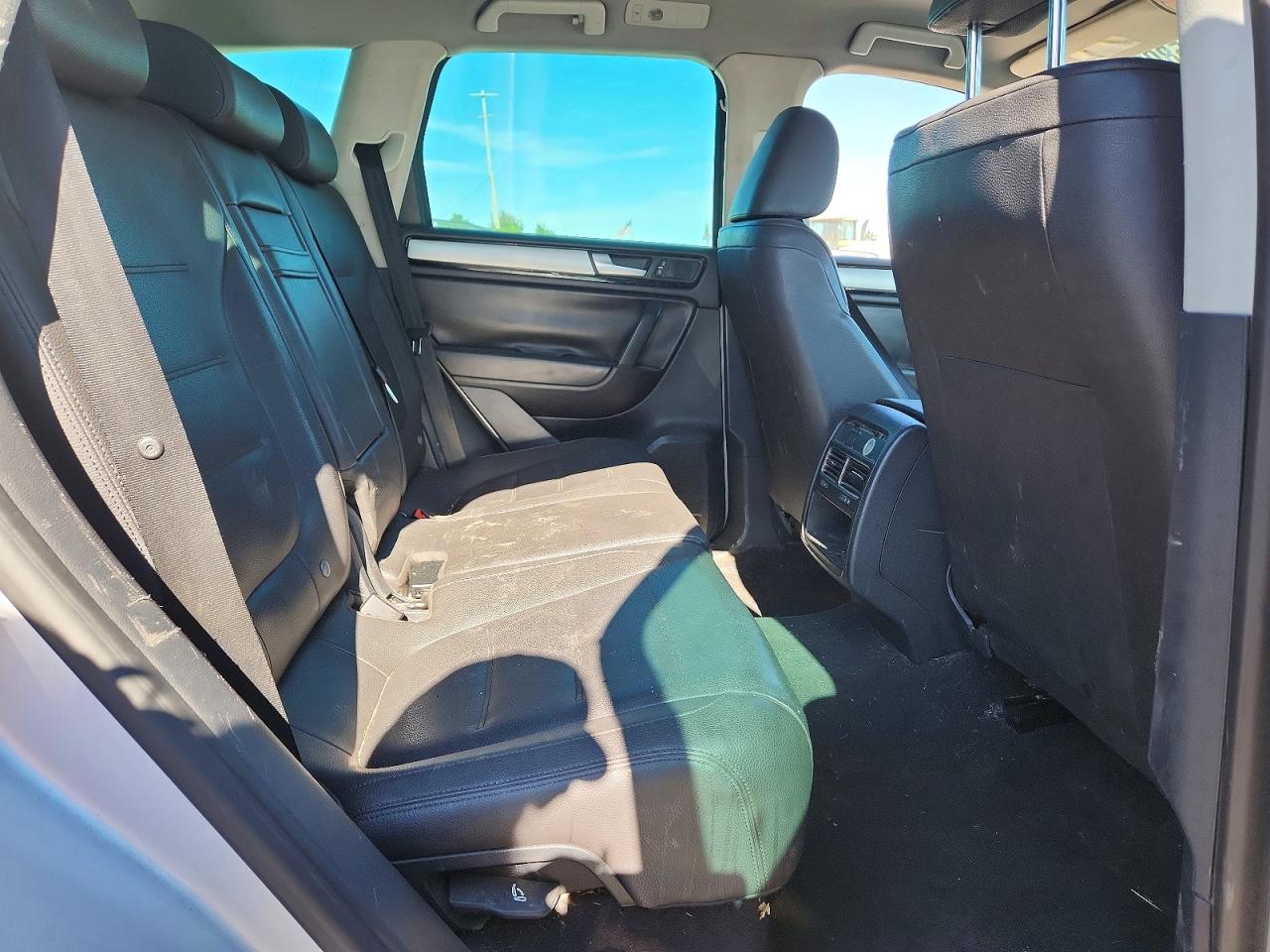 2014 Volkswagen Touareg V6 Silver vin: WVGEF9BP9ED004823