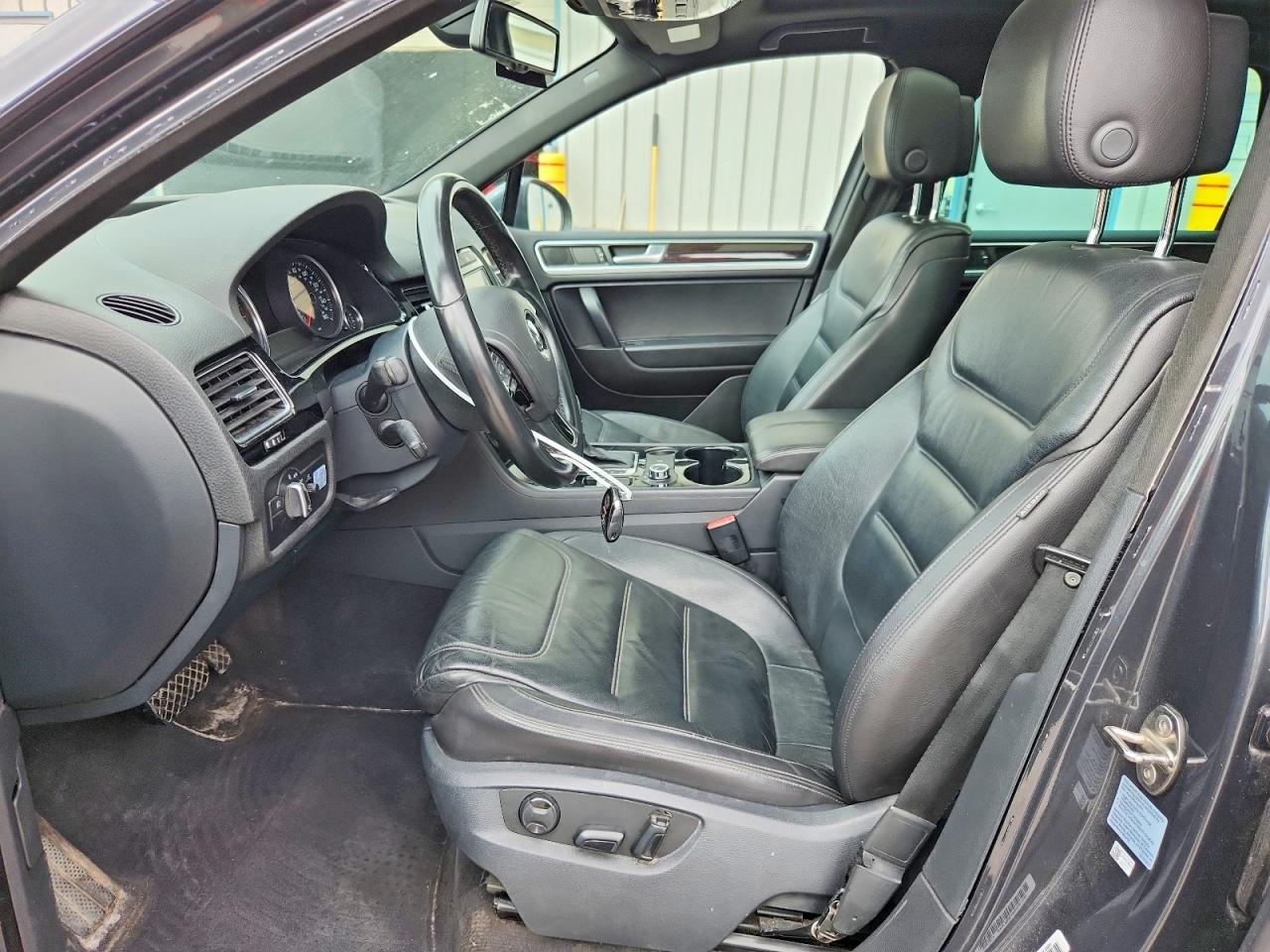 2014 Volkswagen Touareg V6 Gray vin: WVGEF9BP9ED014963