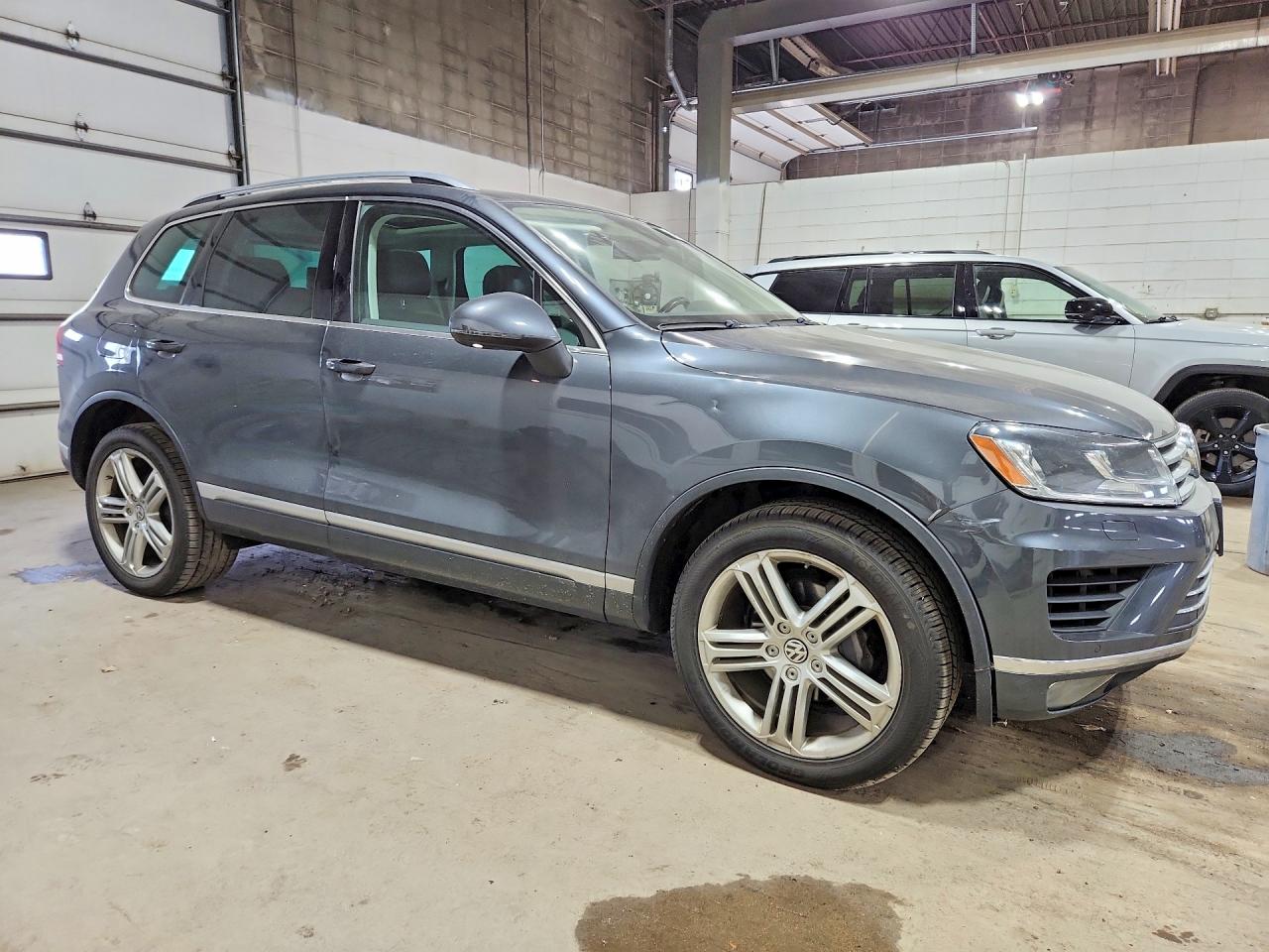2016 Volkswagen Touareg Sport Gray vin: WVGEF9BP9GD011449