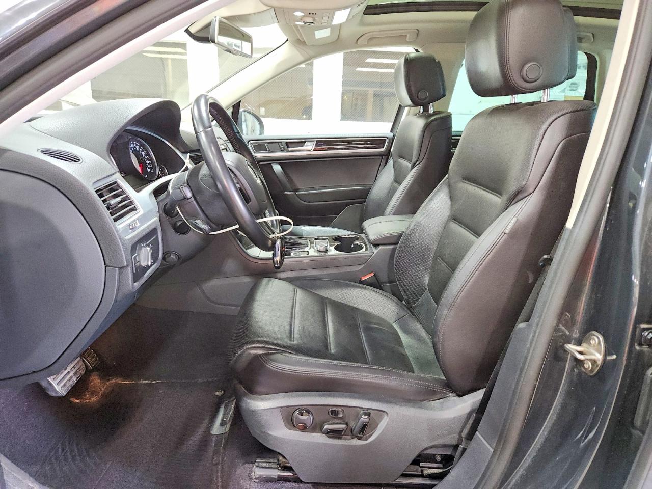 2016 Volkswagen Touareg Sport Gray vin: WVGEF9BP9GD011449