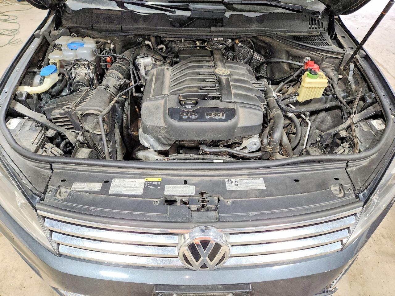 2016 Volkswagen Touareg Sport Gray vin: WVGEF9BP9GD011449