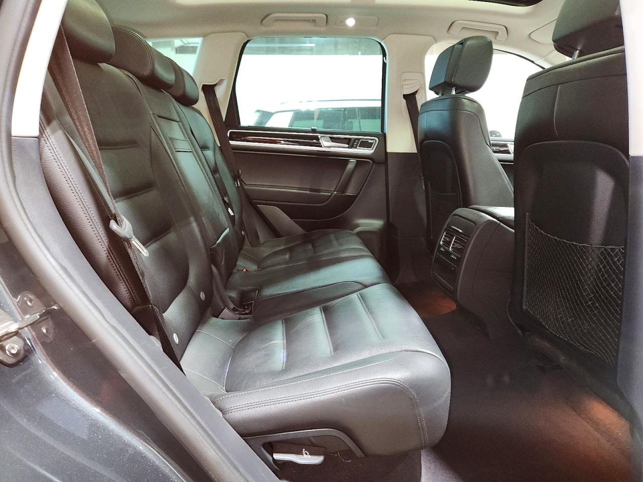 2016 Volkswagen Touareg Sport Gray vin: WVGEF9BP9GD011449