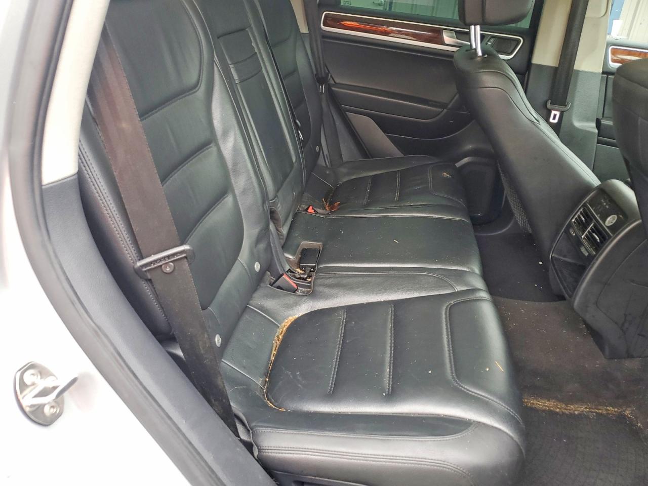 2013 Volkswagen Touareg V6 Silver vin: WVGEF9BPXDD002464
