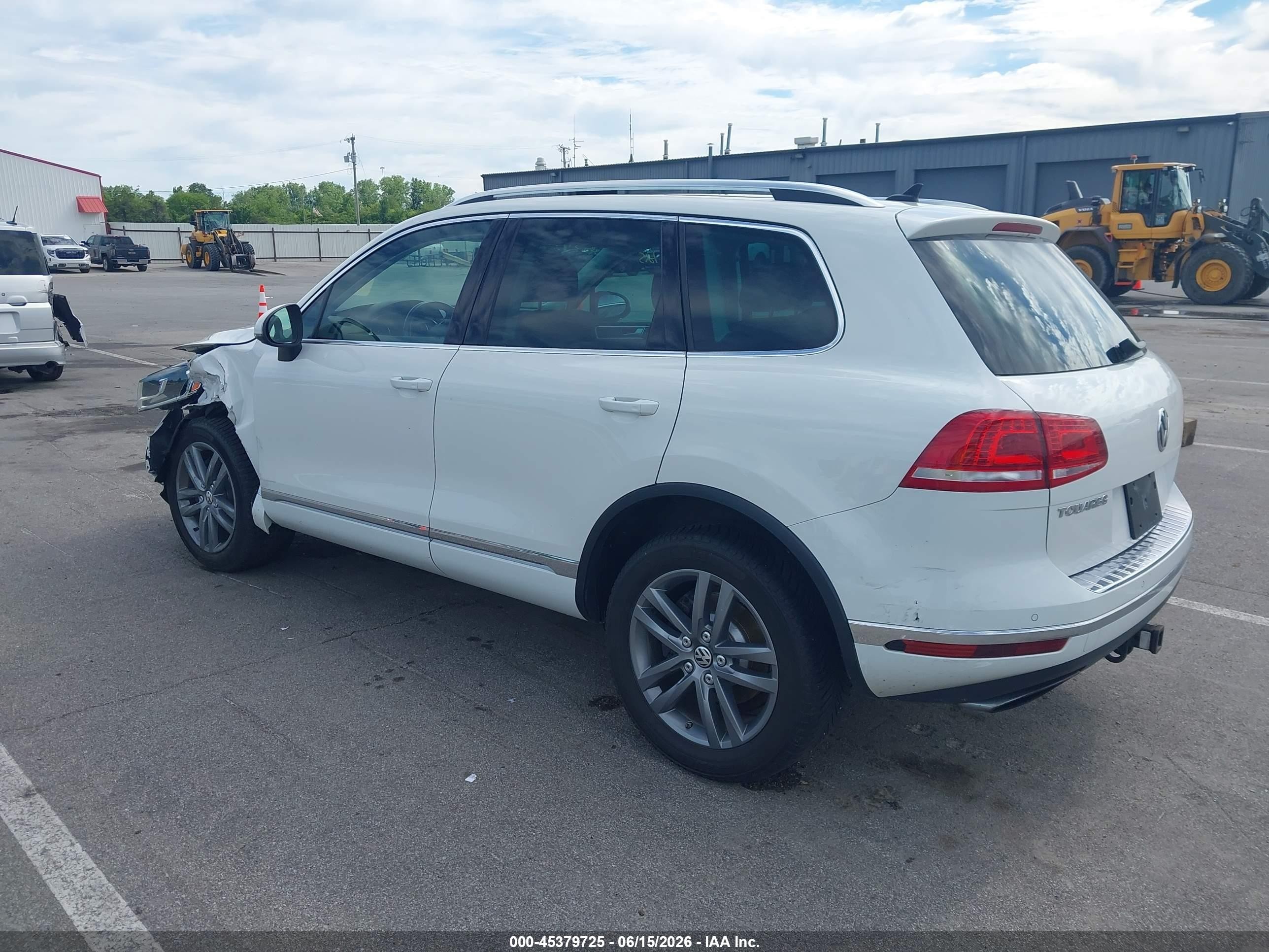 2015 Volkswagen Touareg V6 Lux White vin: WVGEF9BPXFD005142