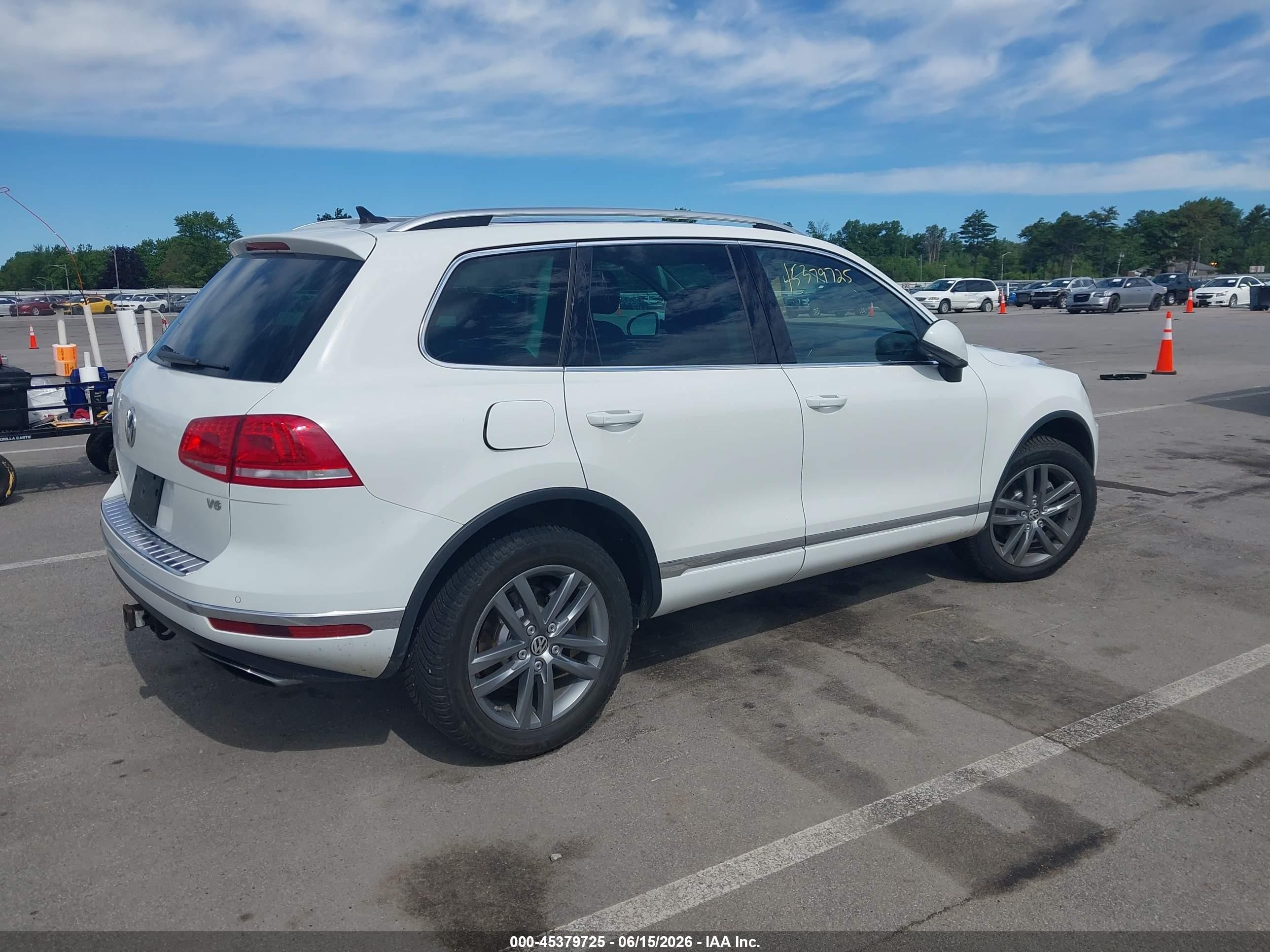 2015 Volkswagen Touareg V6 Lux White vin: WVGEF9BPXFD005142