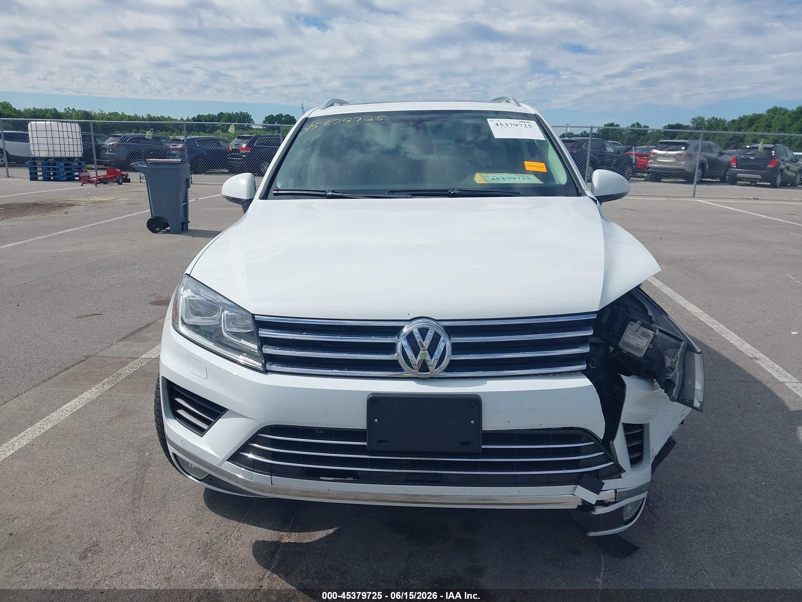 2015 Volkswagen Touareg V6 Lux White vin: WVGEF9BPXFD005142