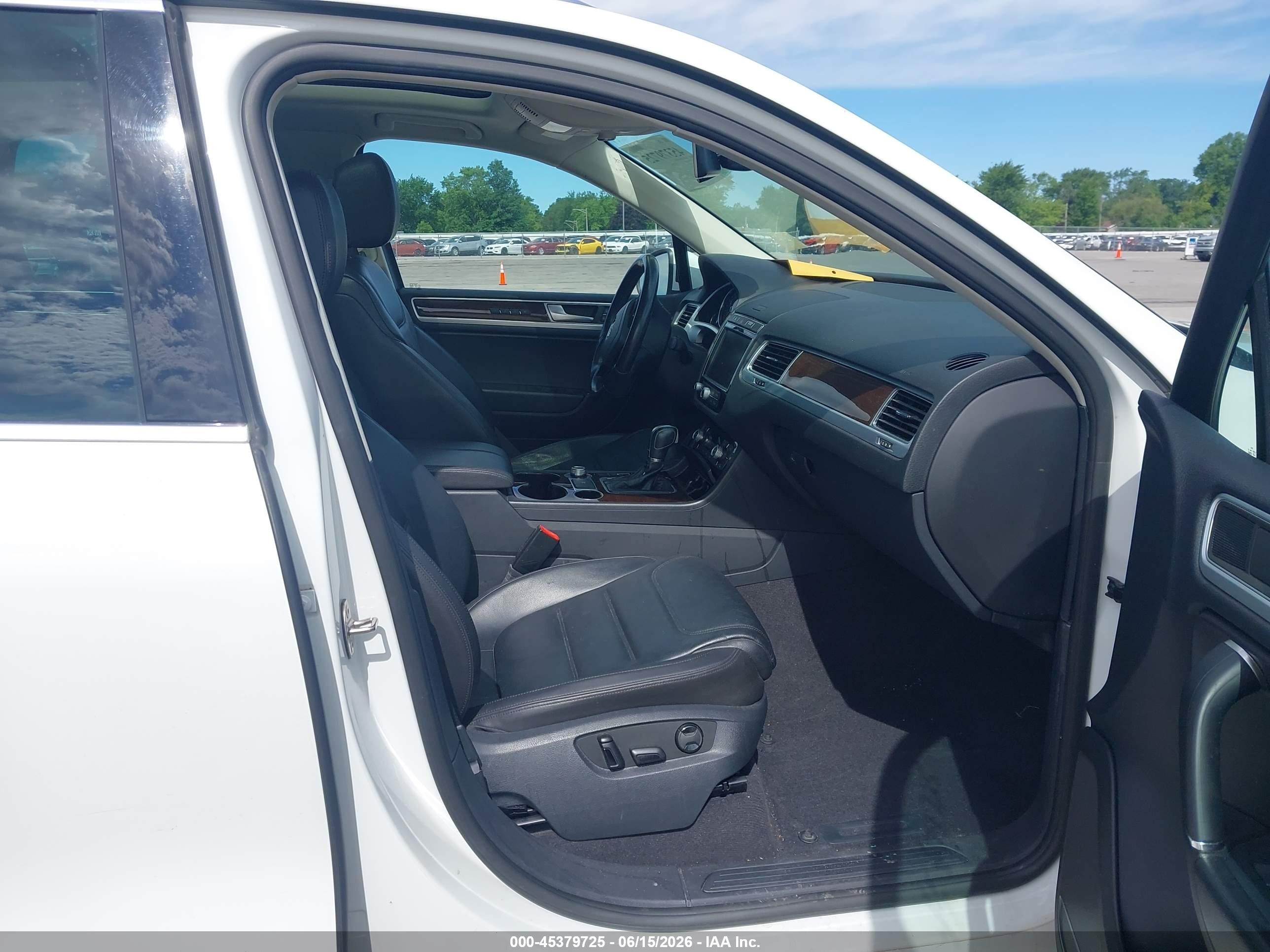 2015 Volkswagen Touareg V6 Lux White vin: WVGEF9BPXFD005142