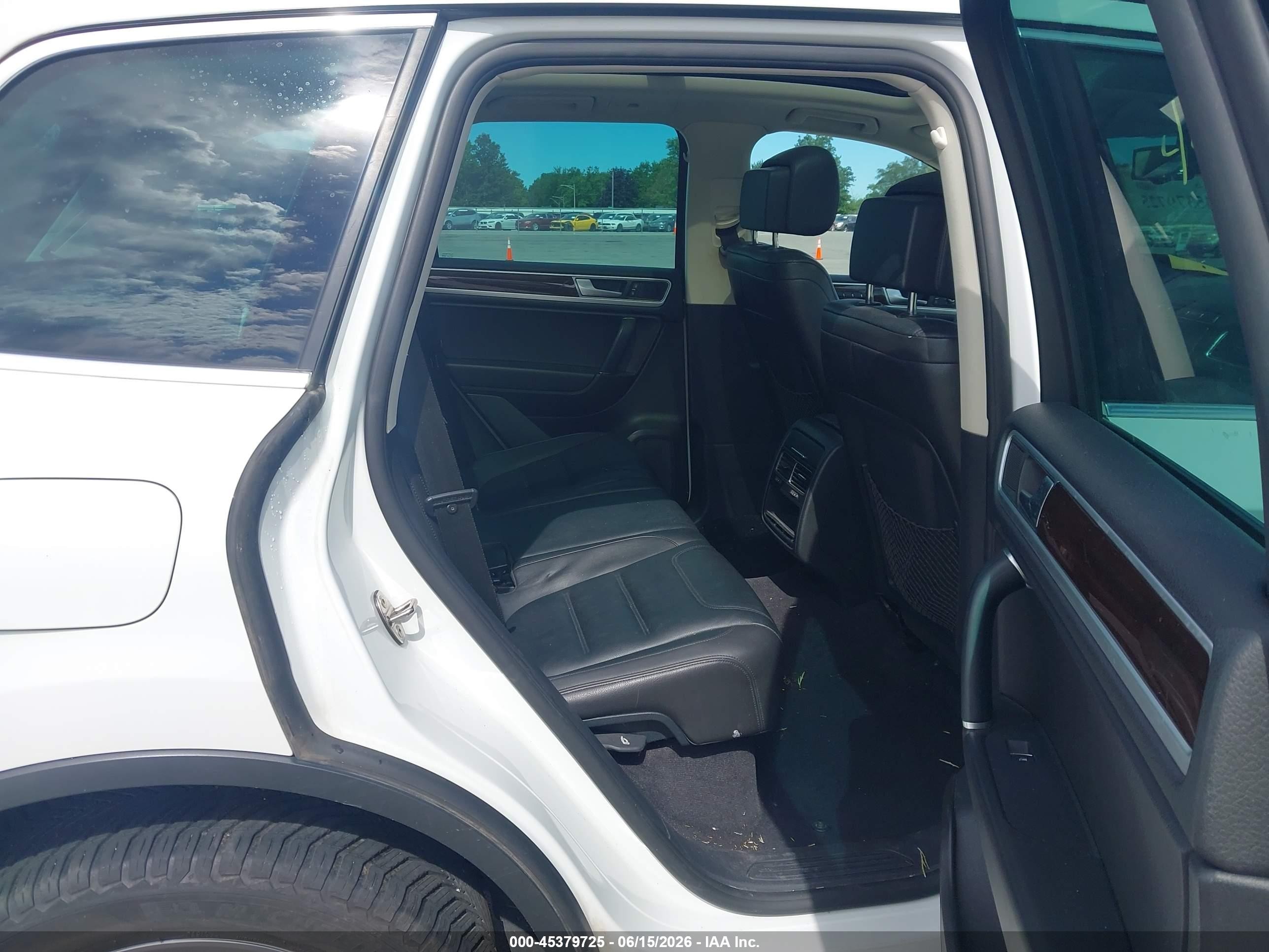 2015 Volkswagen Touareg V6 Lux White vin: WVGEF9BPXFD005142