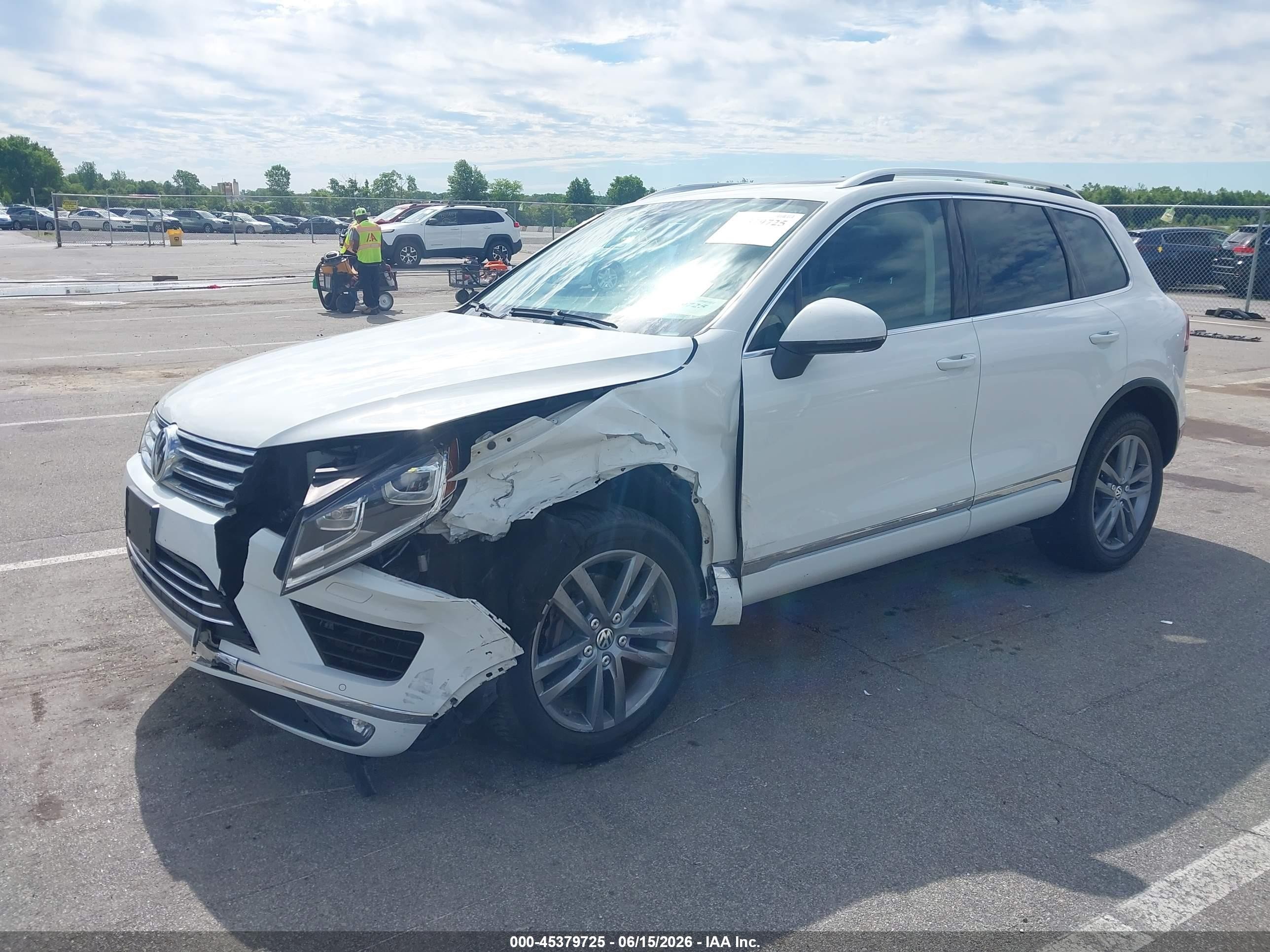 2015 Volkswagen Touareg V6 Lux White vin: WVGEF9BPXFD005142