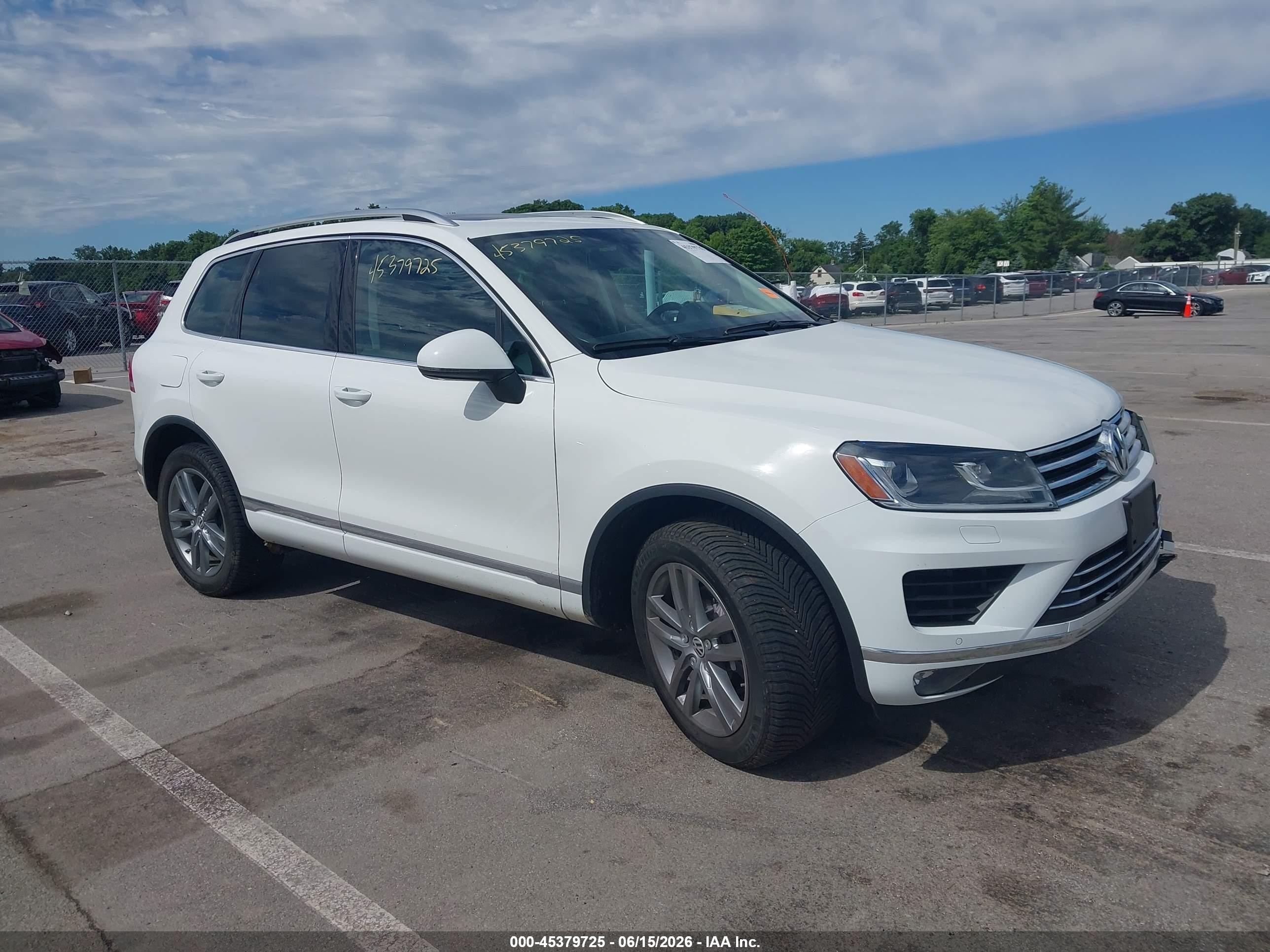 2015 Volkswagen Touareg V6 Lux White vin: WVGEF9BPXFD005142