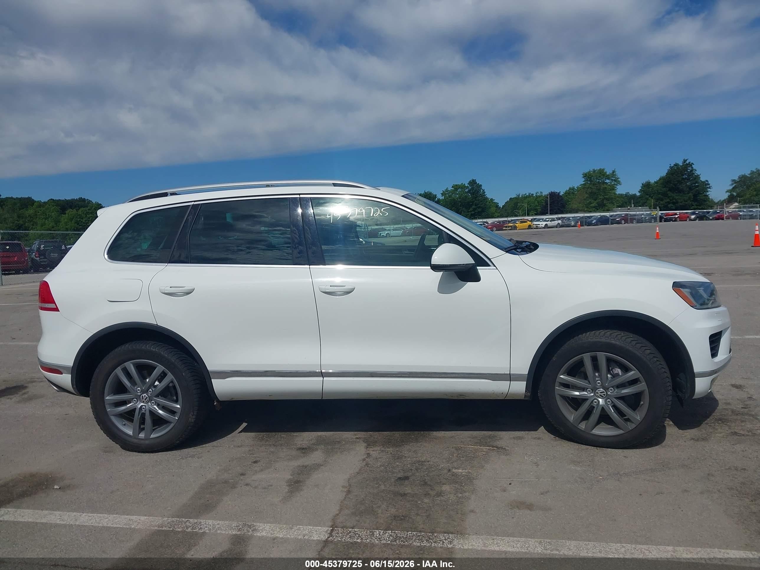 2015 Volkswagen Touareg V6 Lux White vin: WVGEF9BPXFD005142