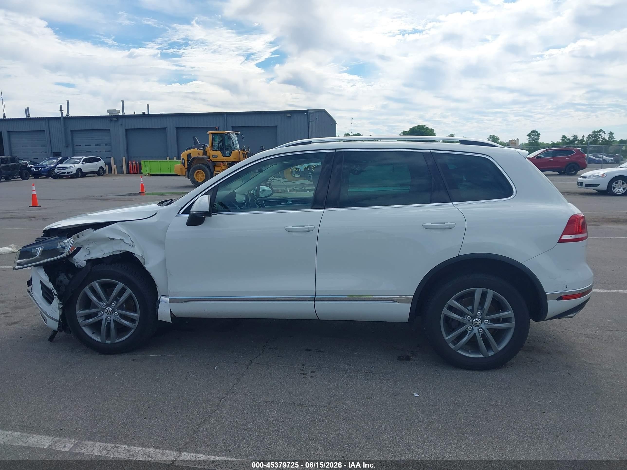 2015 Volkswagen Touareg V6 Lux White vin: WVGEF9BPXFD005142
