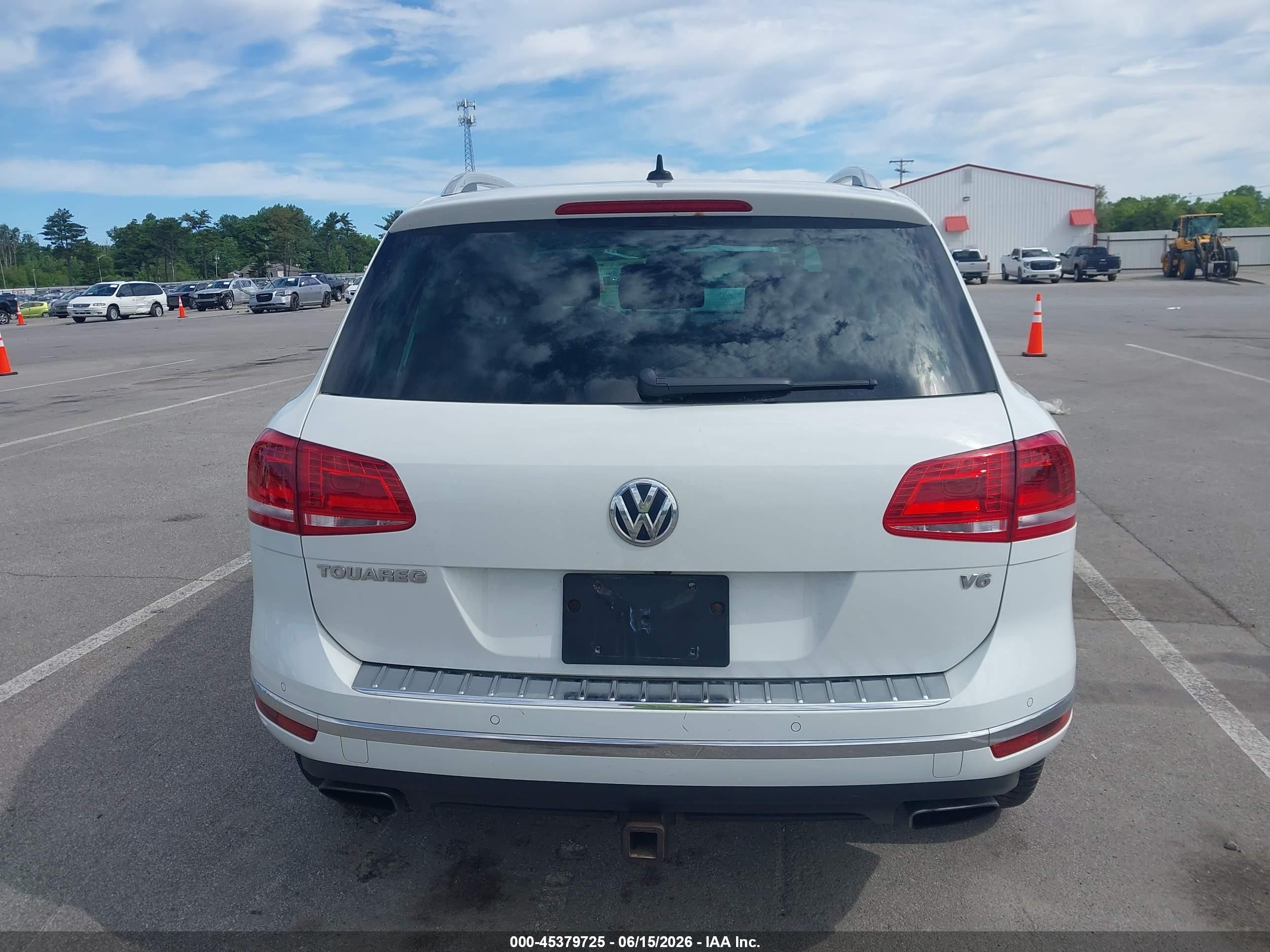 2015 Volkswagen Touareg V6 Lux White vin: WVGEF9BPXFD005142