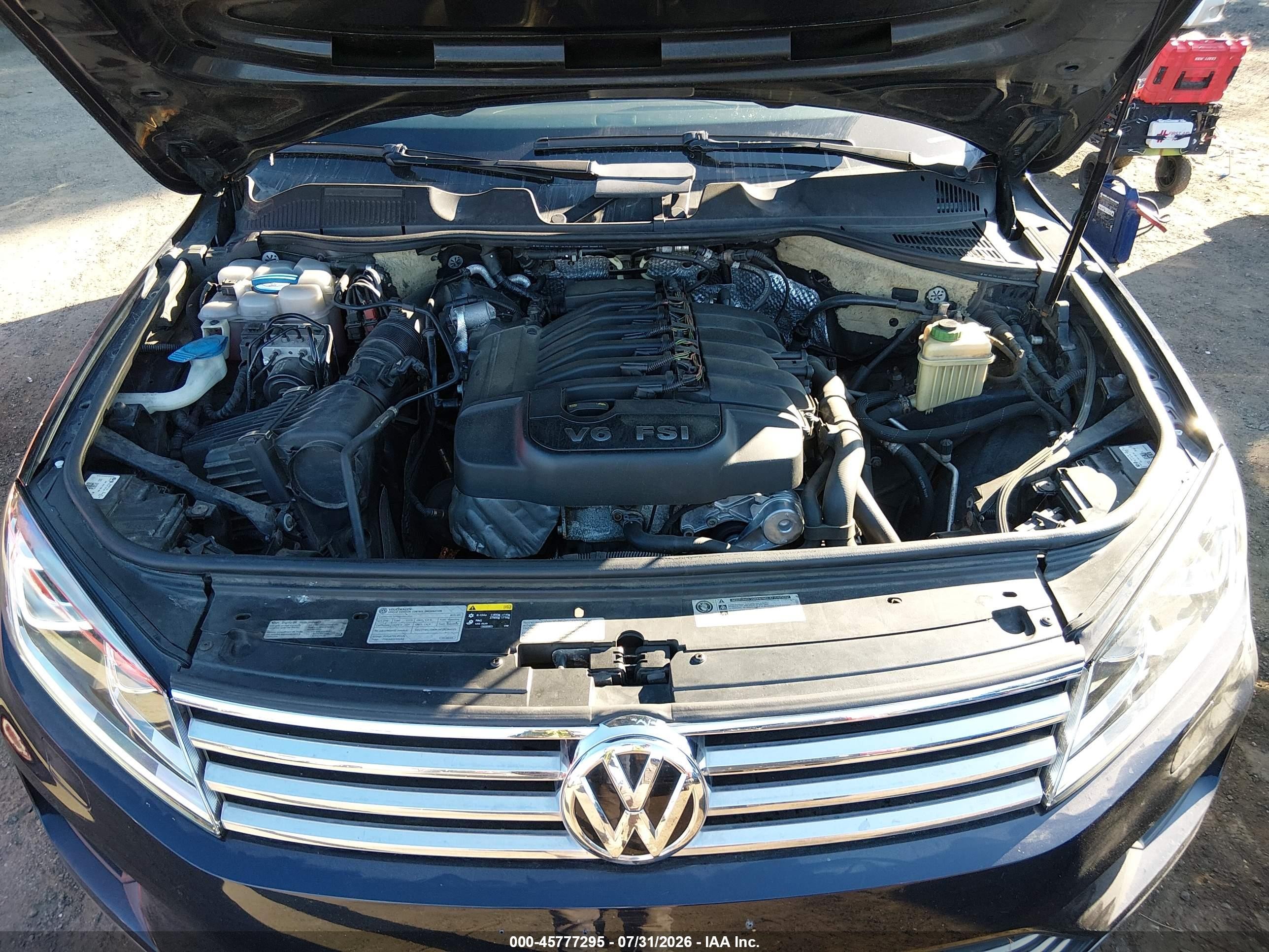 2015 Volkswagen Touareg V6 Lux Blue vin: WVGEF9BPXFD006811