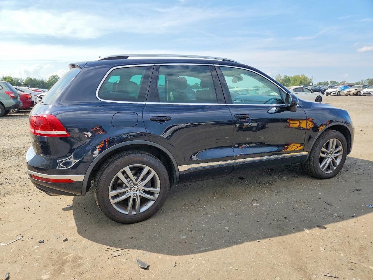 2015 Volkswagen Touareg V6 Blue vin: WVGEF9BPXFD006811