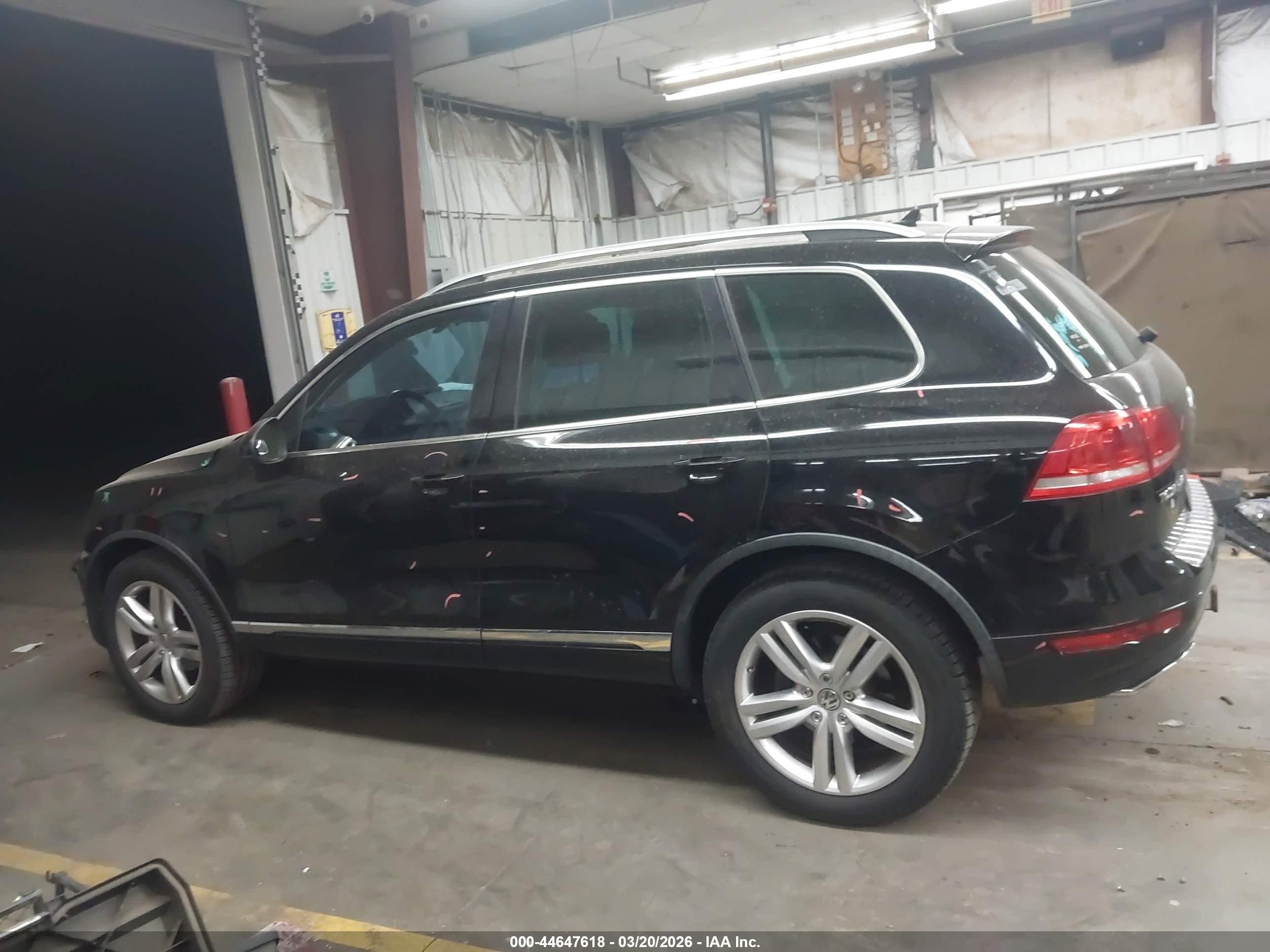 2012 Volkswagen Touareg Tdi Executive Beige vin: WVGEK9BP2CD012240