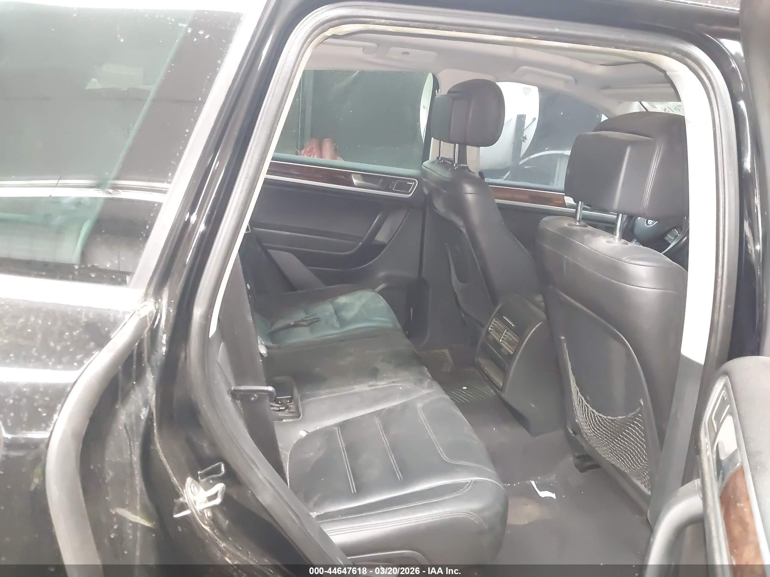 2012 Volkswagen Touareg Tdi Executive Beige vin: WVGEK9BP2CD012240