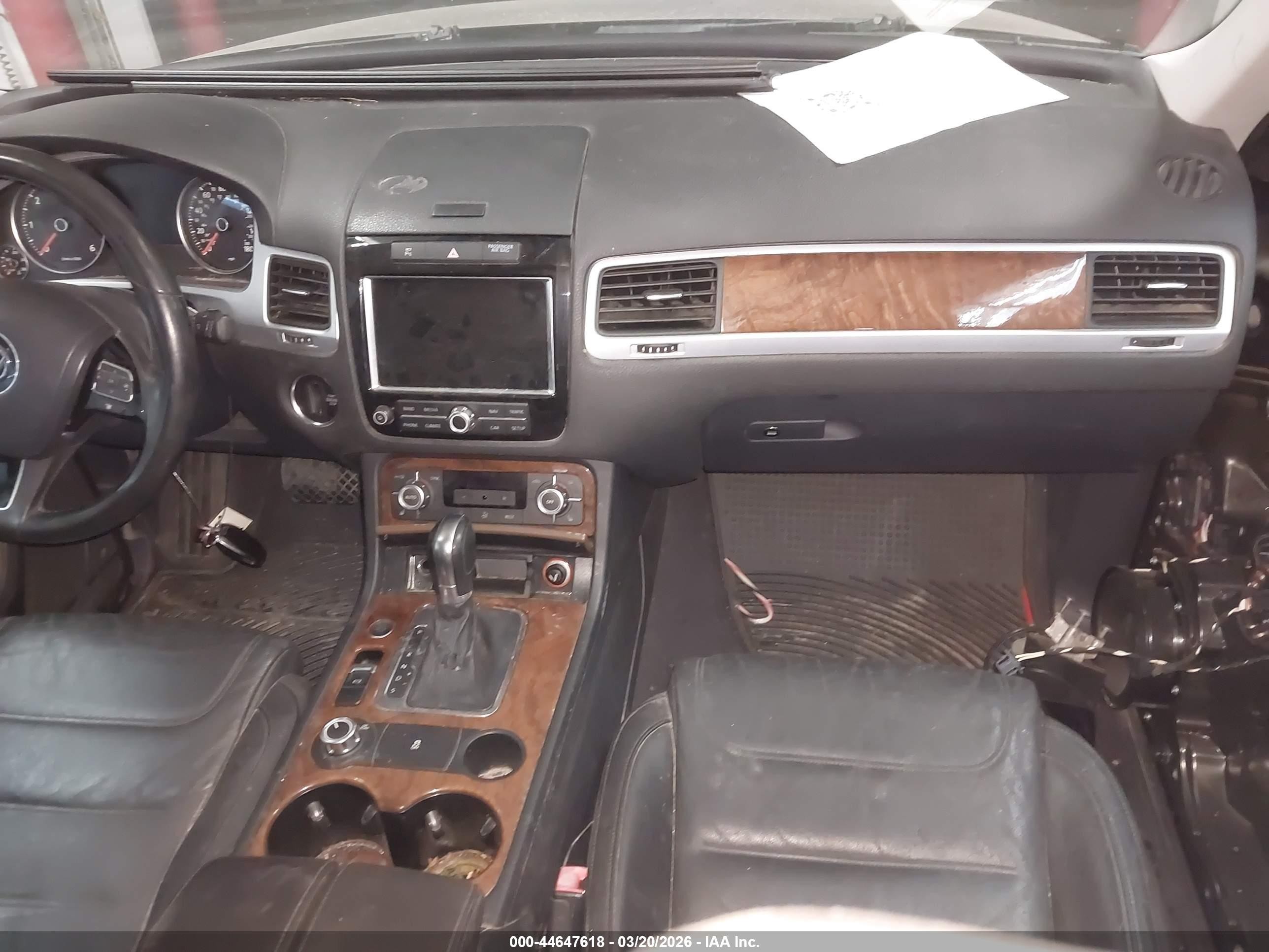 2012 Volkswagen Touareg Tdi Executive Beige vin: WVGEK9BP2CD012240