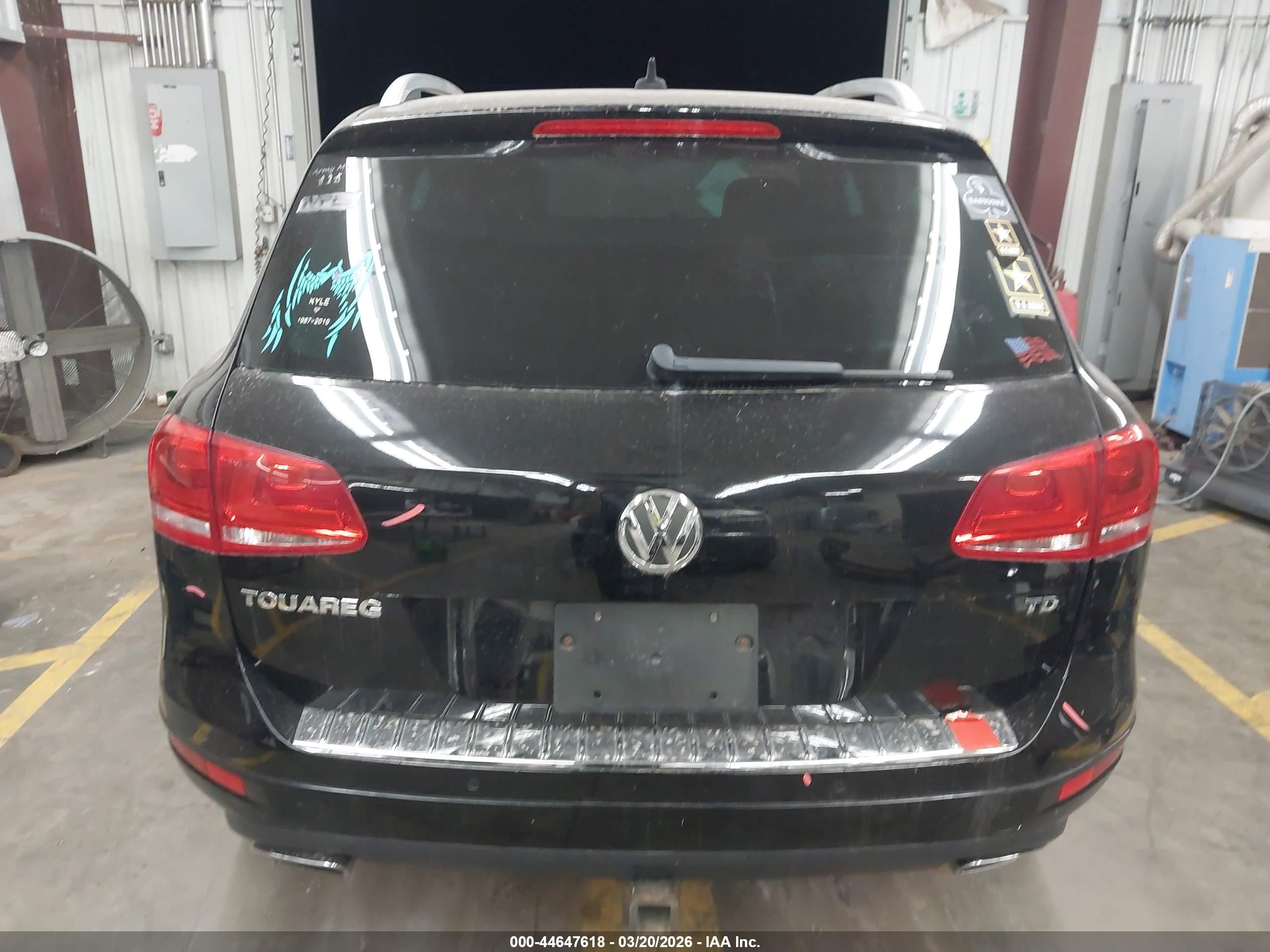 2012 Volkswagen Touareg Tdi Executive Beige vin: WVGEK9BP2CD012240