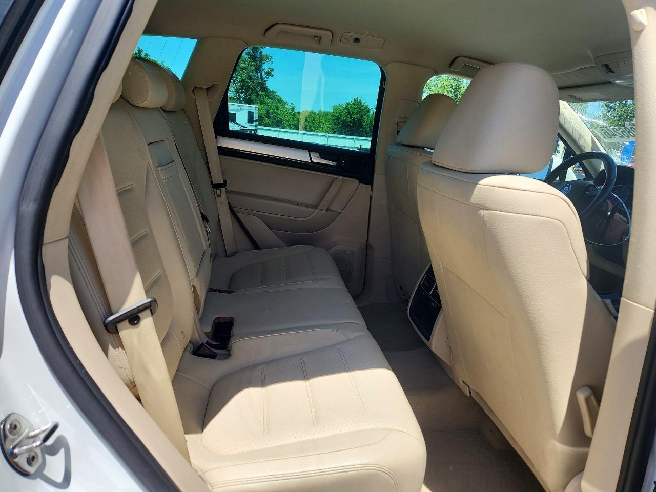 2012 Volkswagen Touareg V6 Tdi White vin: WVGEK9BPXCD008033
