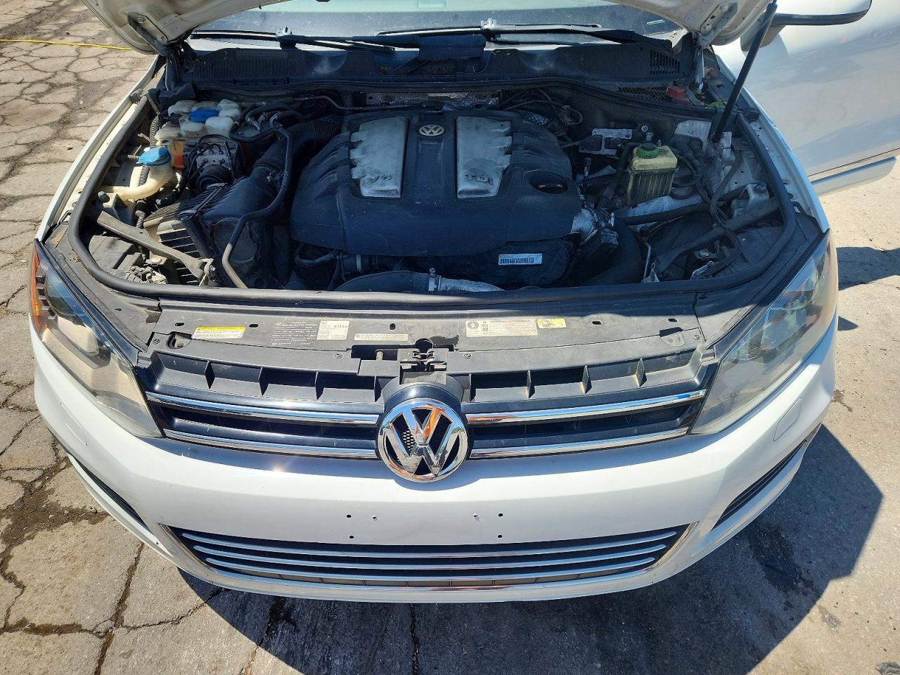 2012 Volkswagen Touareg V6 Tdi White vin: WVGEK9BPXCD008033