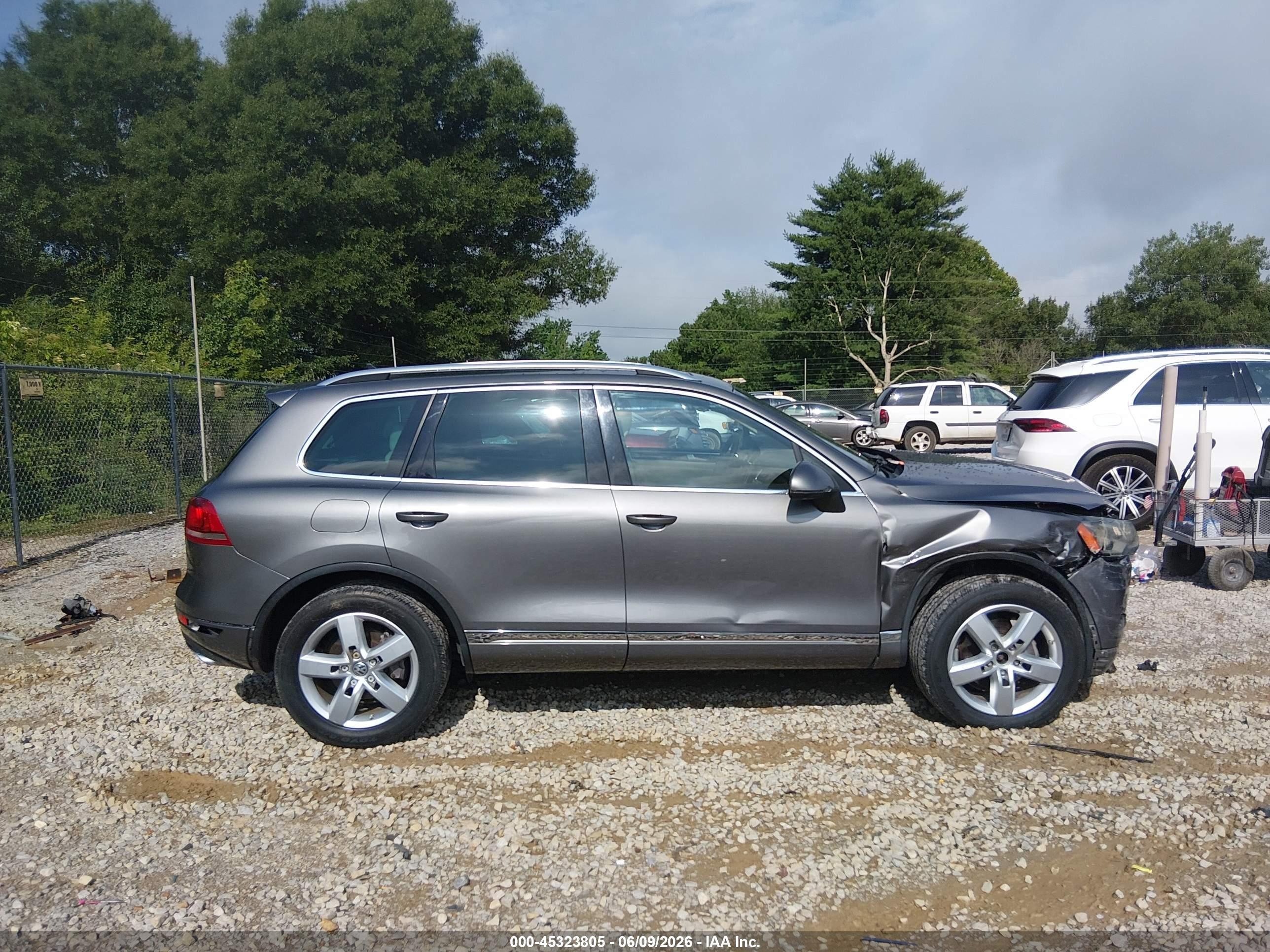 2013 Volkswagen Touareg Tdi Lux Gray vin: WVGEP9BP0DD006651
