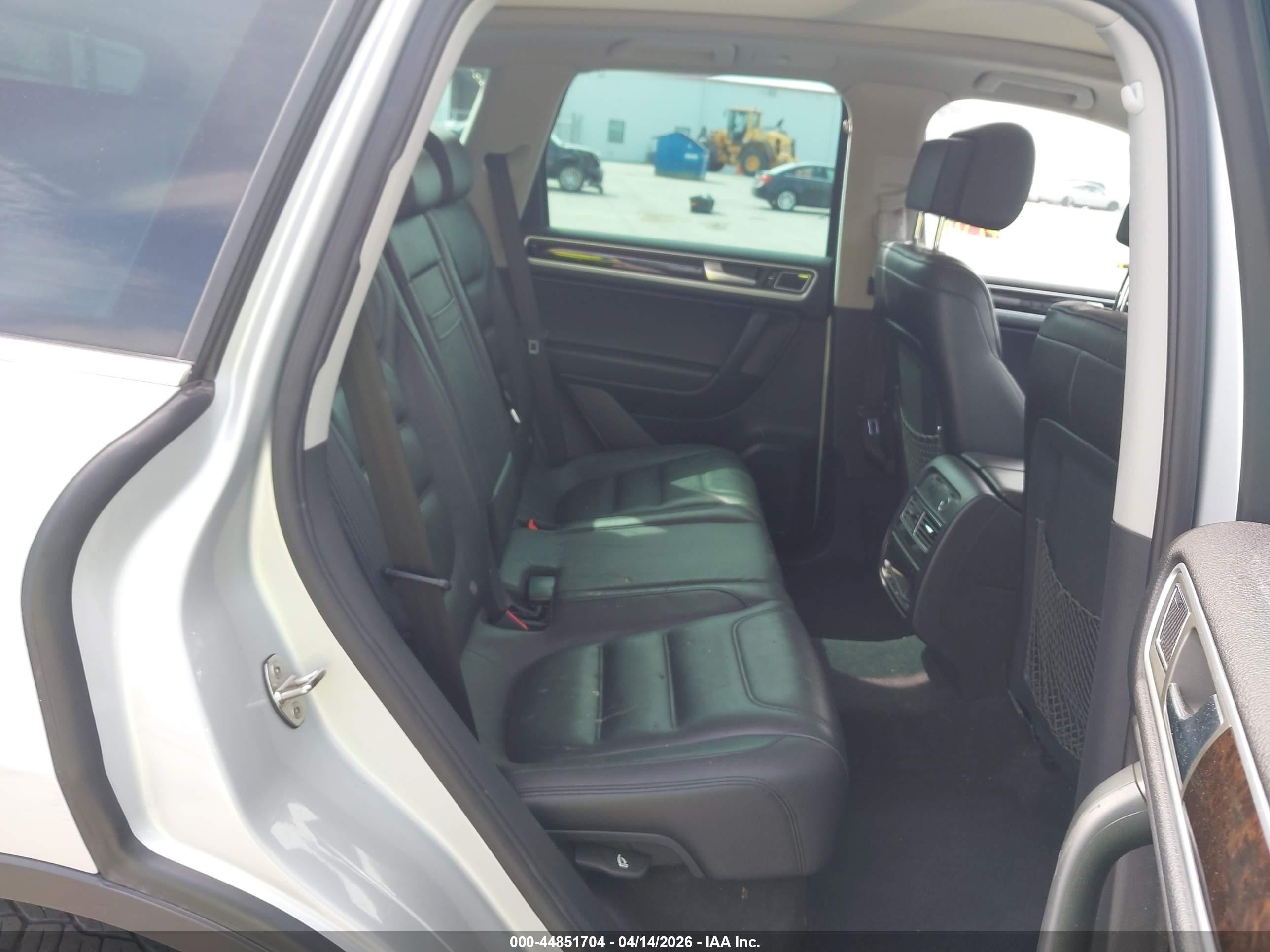 2013 Volkswagen Touareg Tdi Executive Silver vin: WVGEP9BP3DD006465