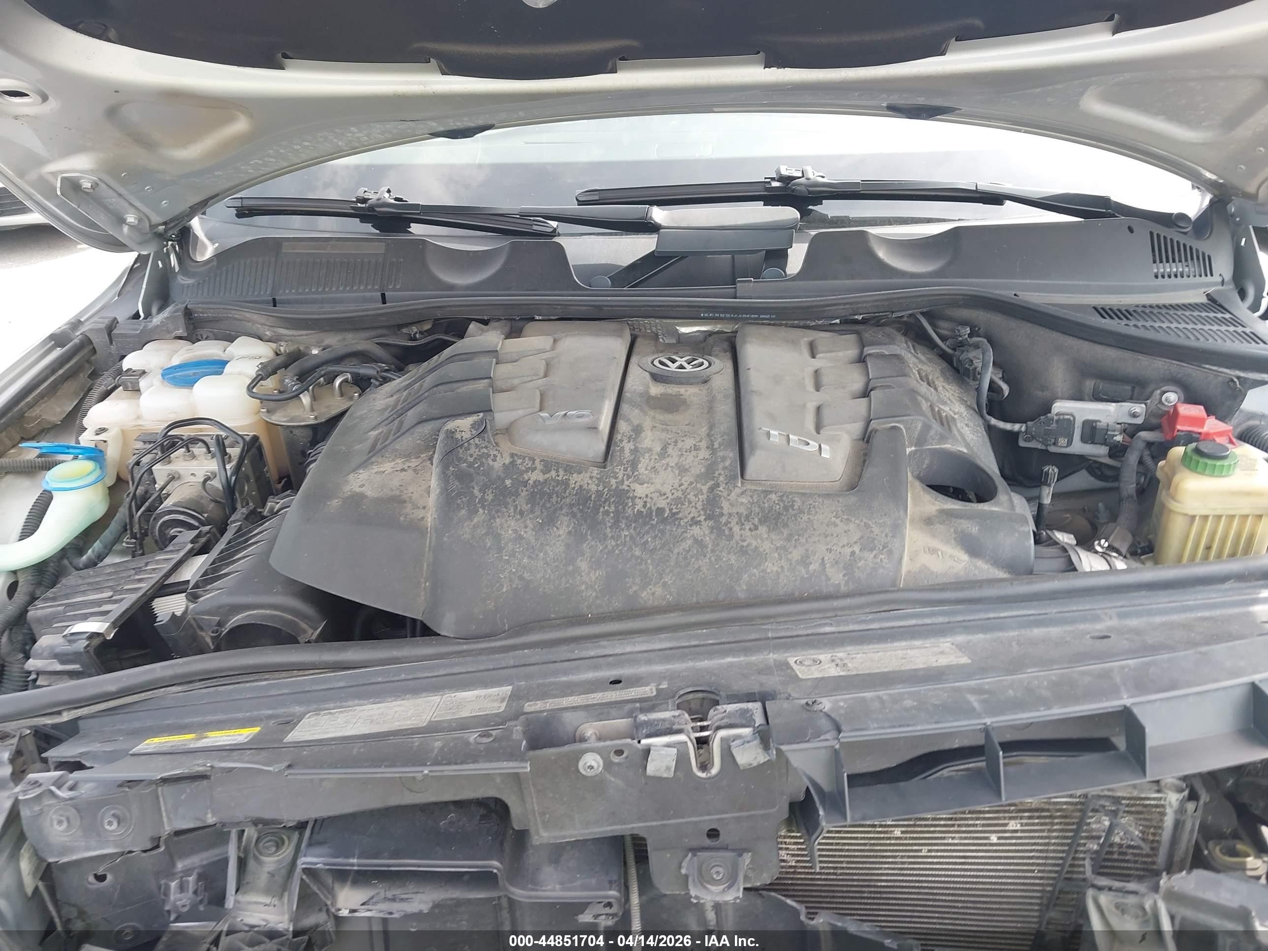 2013 Volkswagen Touareg Tdi Executive Silver vin: WVGEP9BP3DD006465