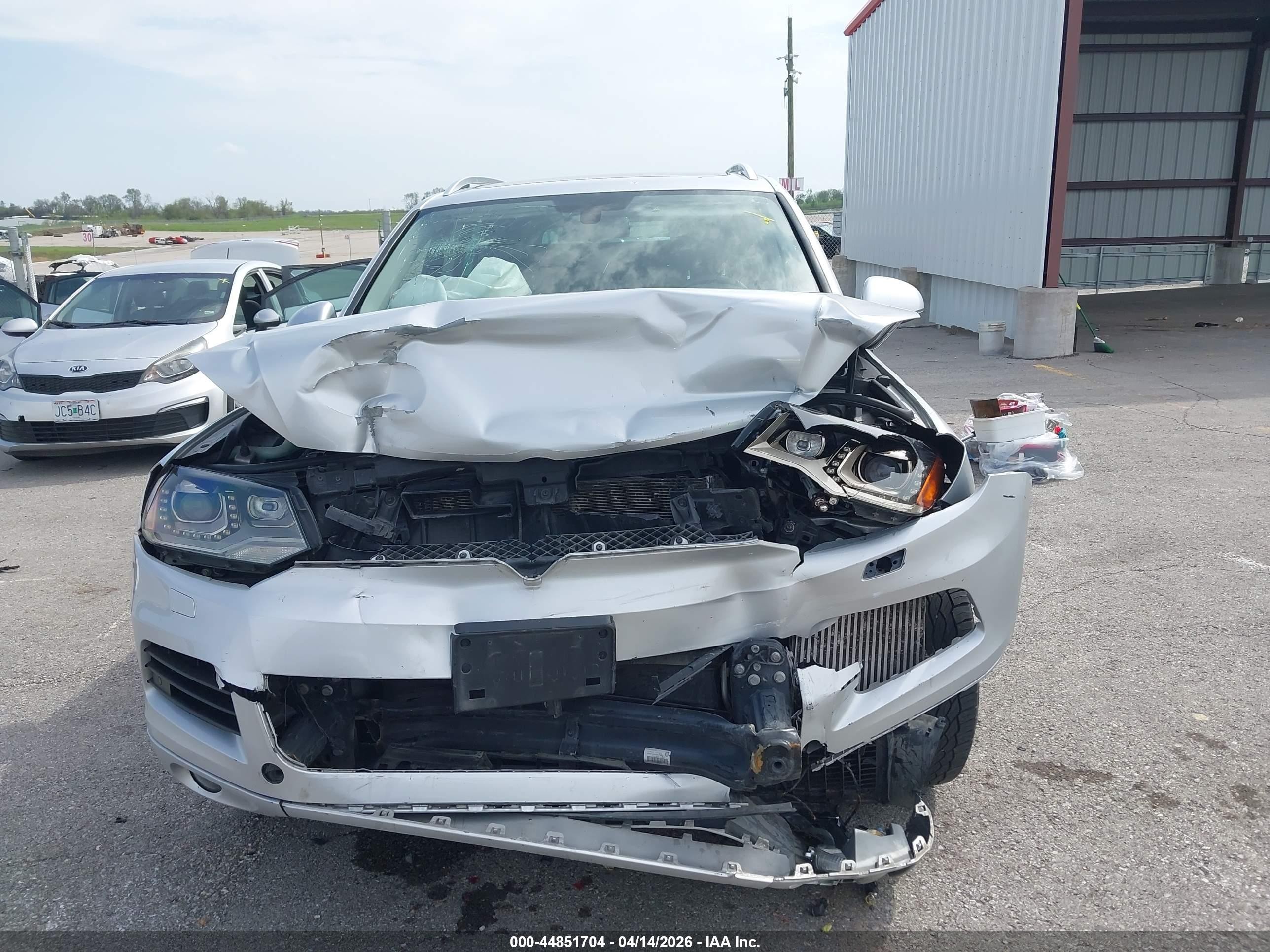 2013 Volkswagen Touareg Tdi Executive Silver vin: WVGEP9BP3DD006465