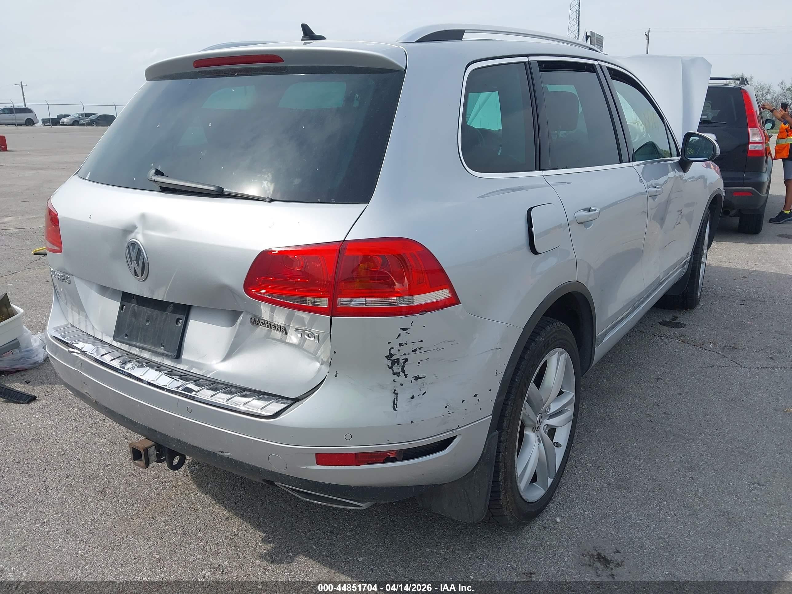 2013 Volkswagen Touareg Tdi Executive Silver vin: WVGEP9BP3DD006465