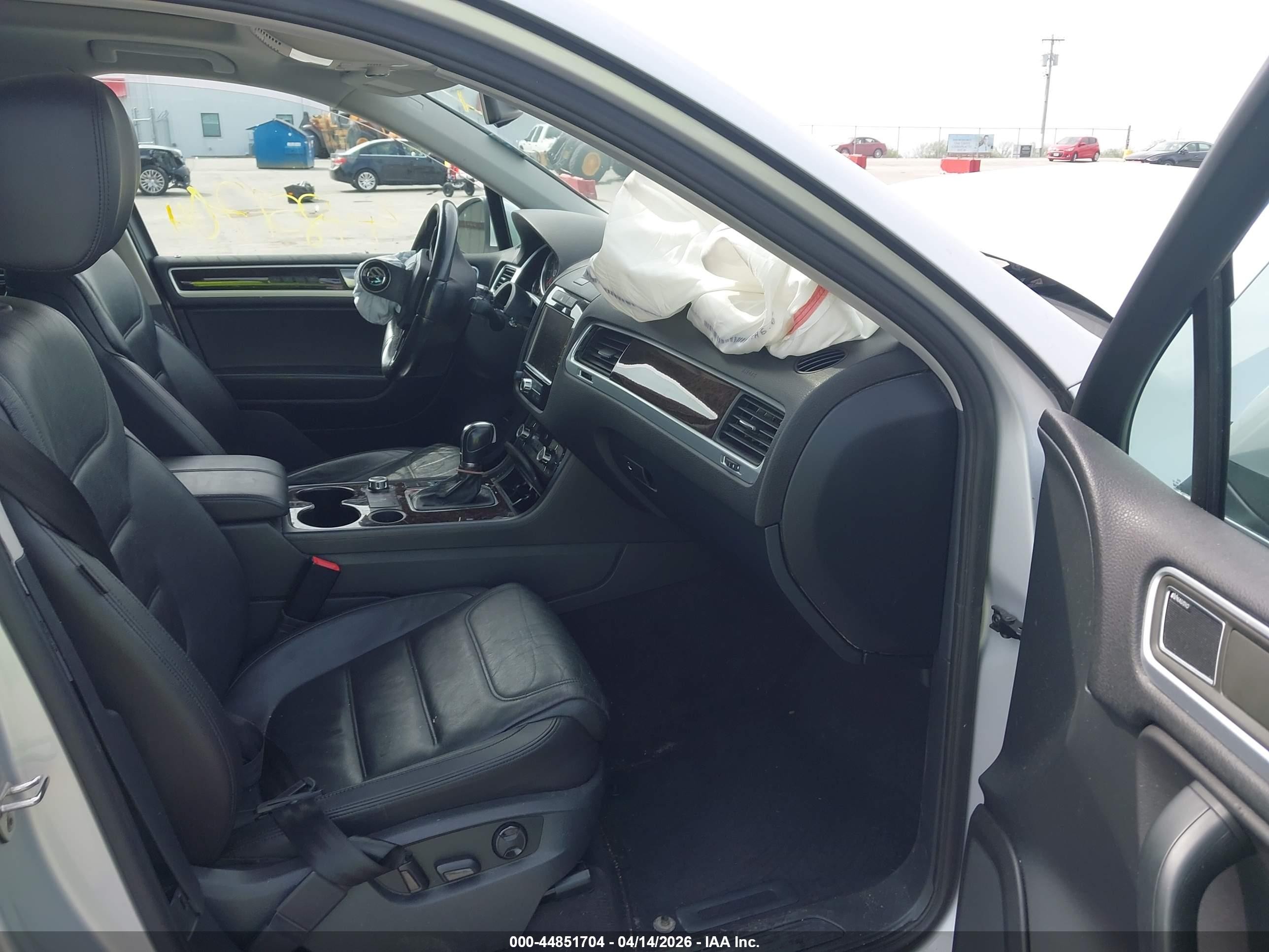 2013 Volkswagen Touareg Tdi Executive Silver vin: WVGEP9BP3DD006465