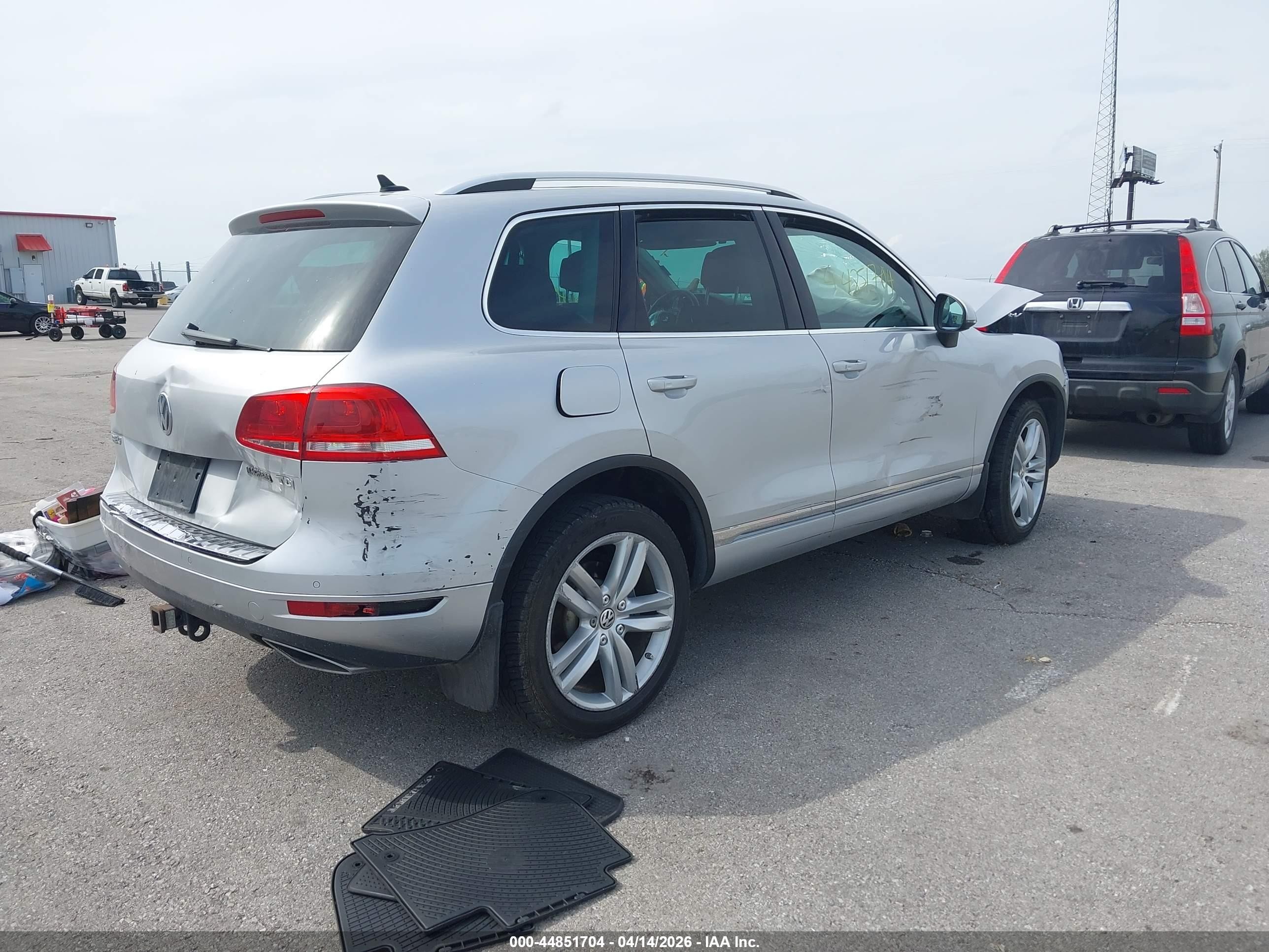 2013 Volkswagen Touareg Tdi Executive Silver vin: WVGEP9BP3DD006465