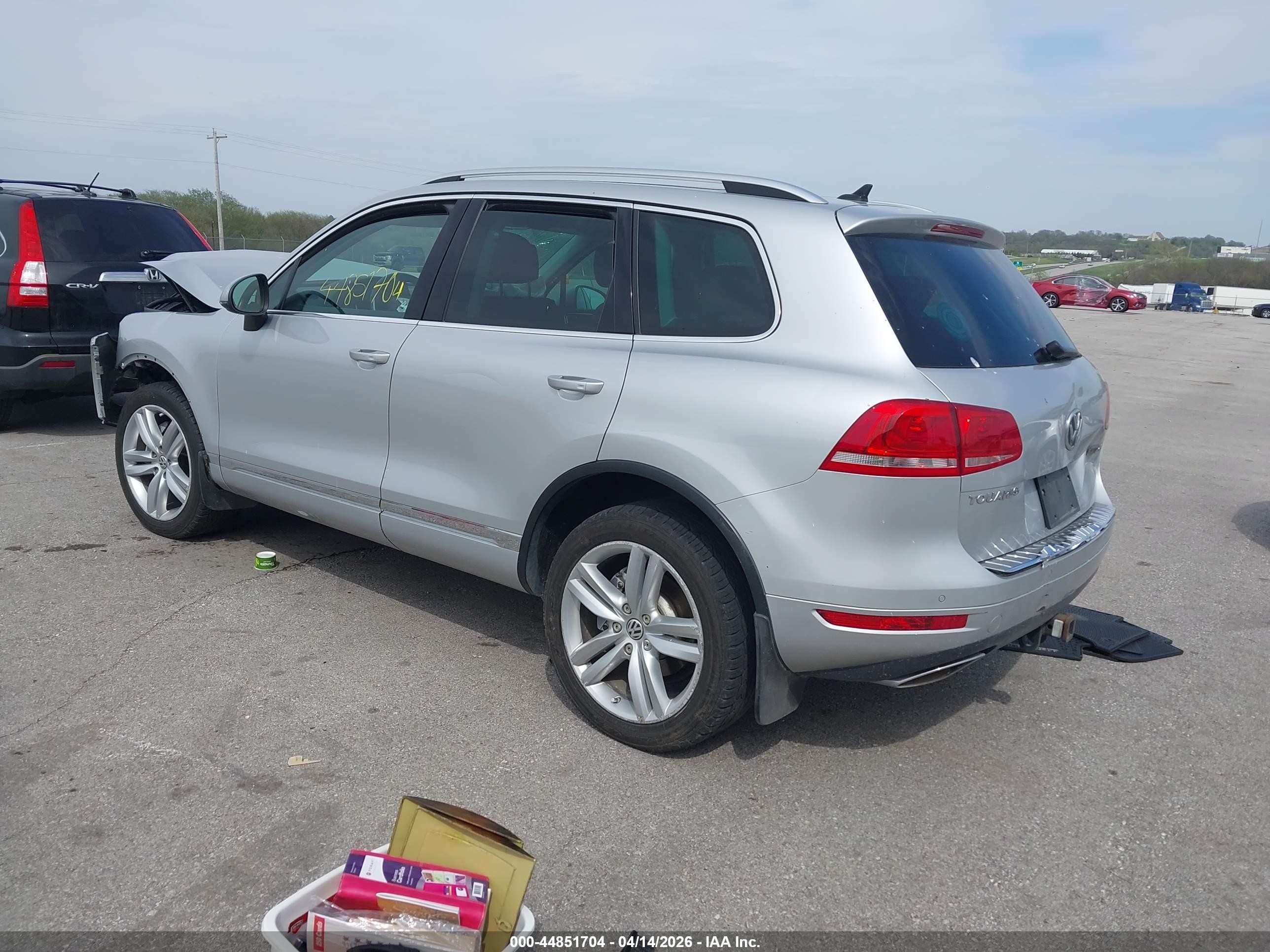 2013 Volkswagen Touareg Tdi Executive Silver vin: WVGEP9BP3DD006465