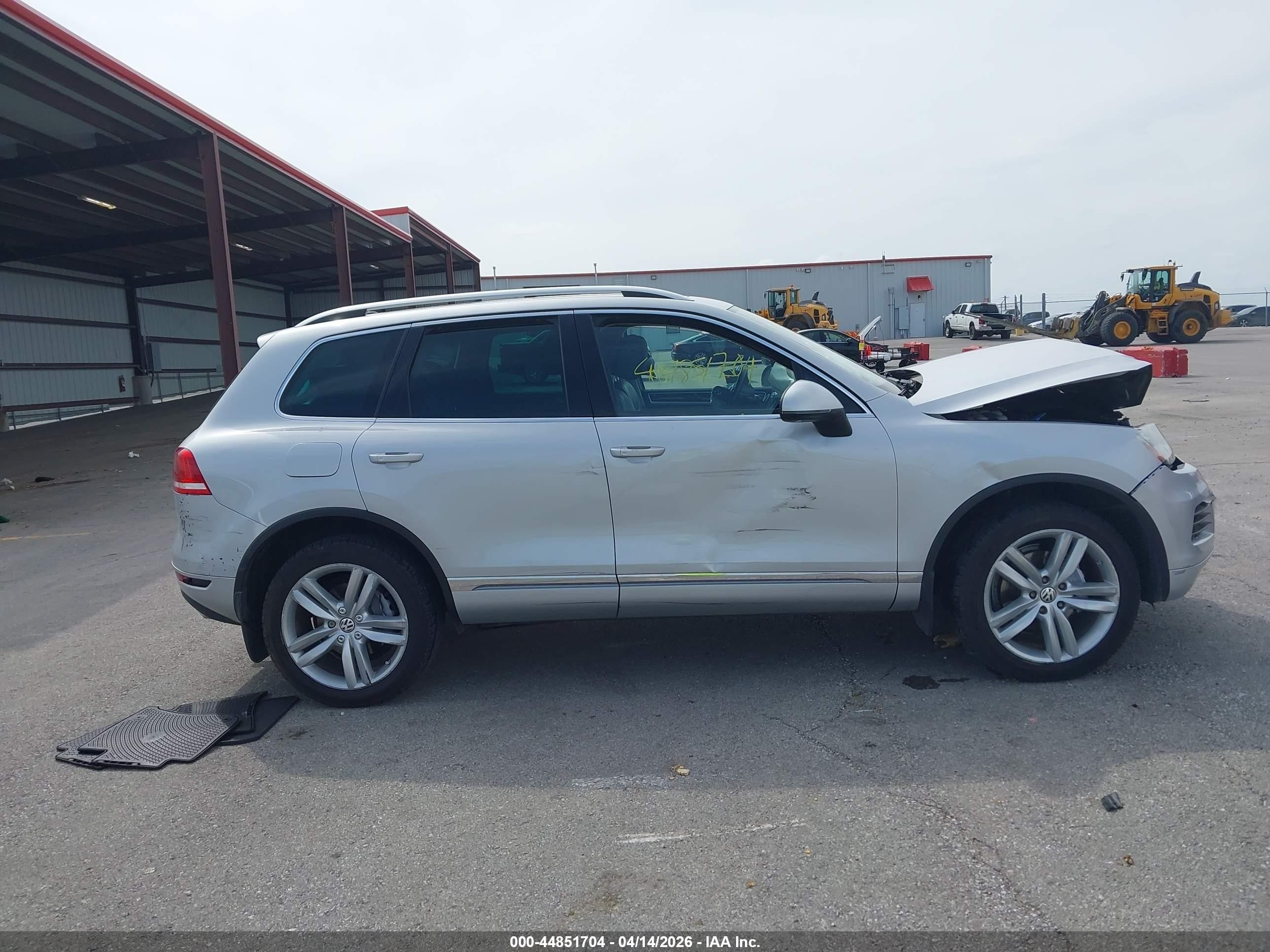 2013 Volkswagen Touareg Tdi Executive Silver vin: WVGEP9BP3DD006465