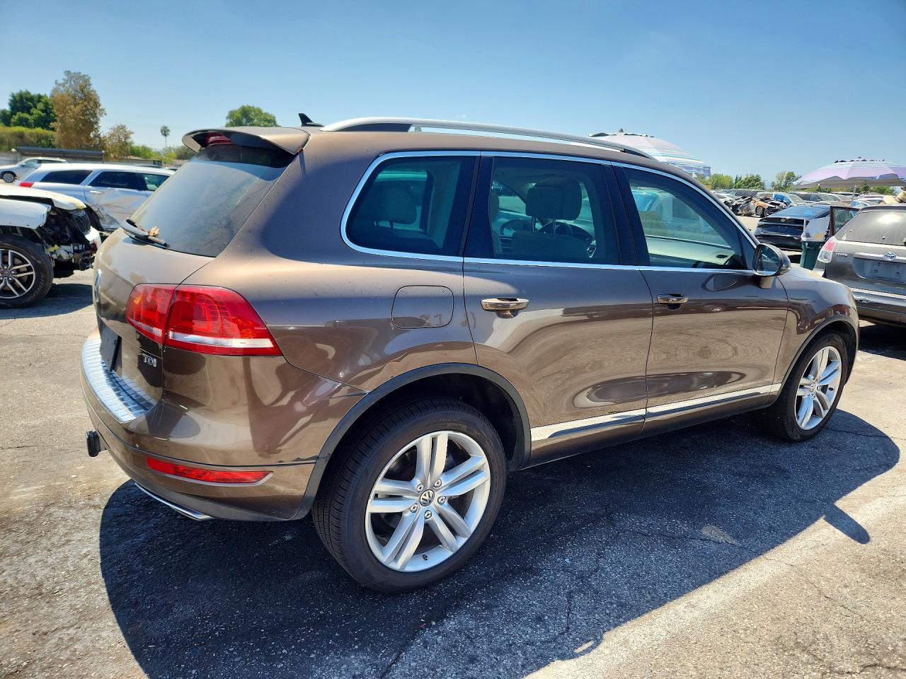 2014 Volkswagen Touareg V6 Tdi Brown vin: WVGEP9BP3ED011473