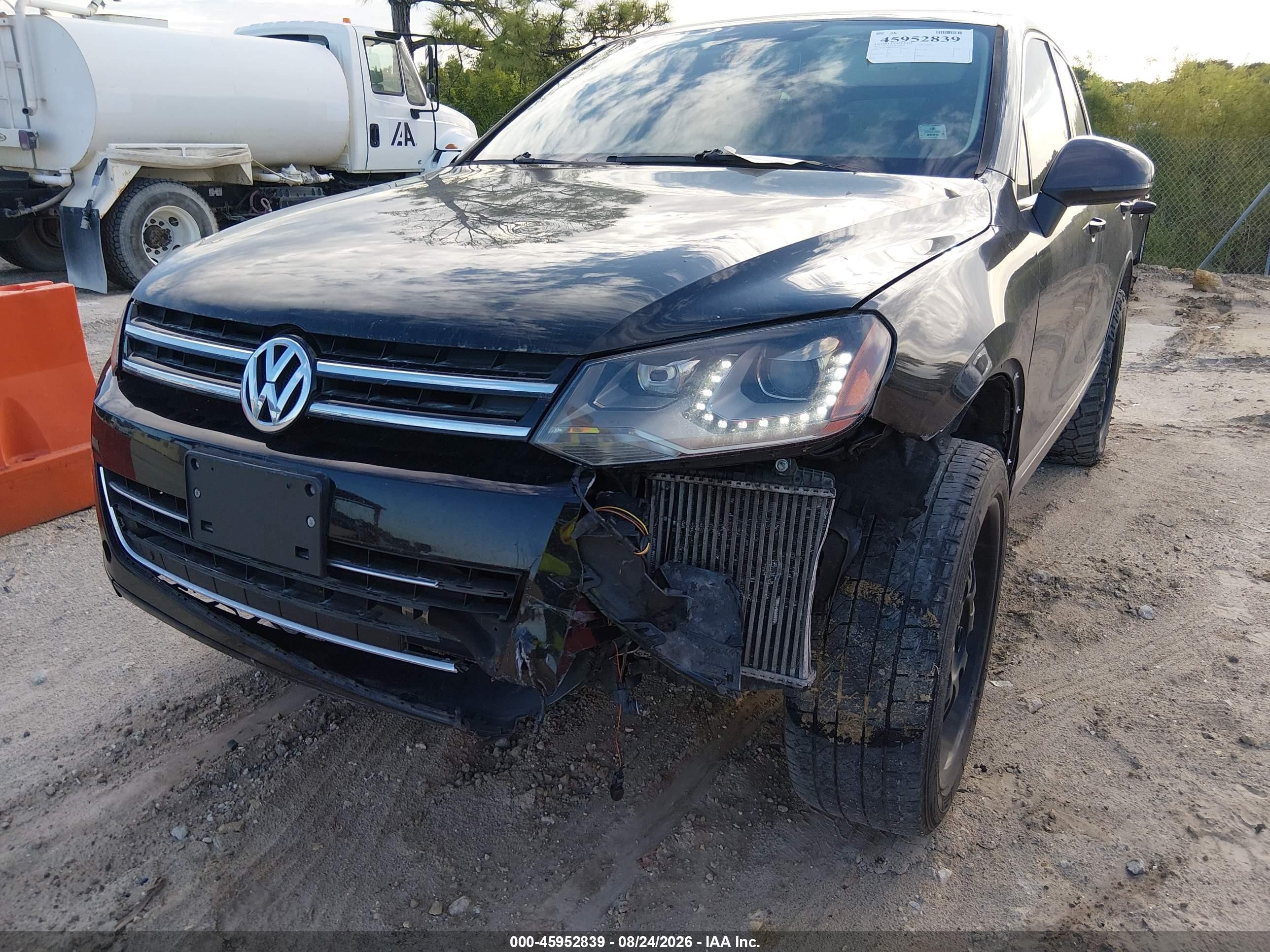 2013 Volkswagen Touareg Tdi Executive Black vin: WVGEP9BP4DD000528