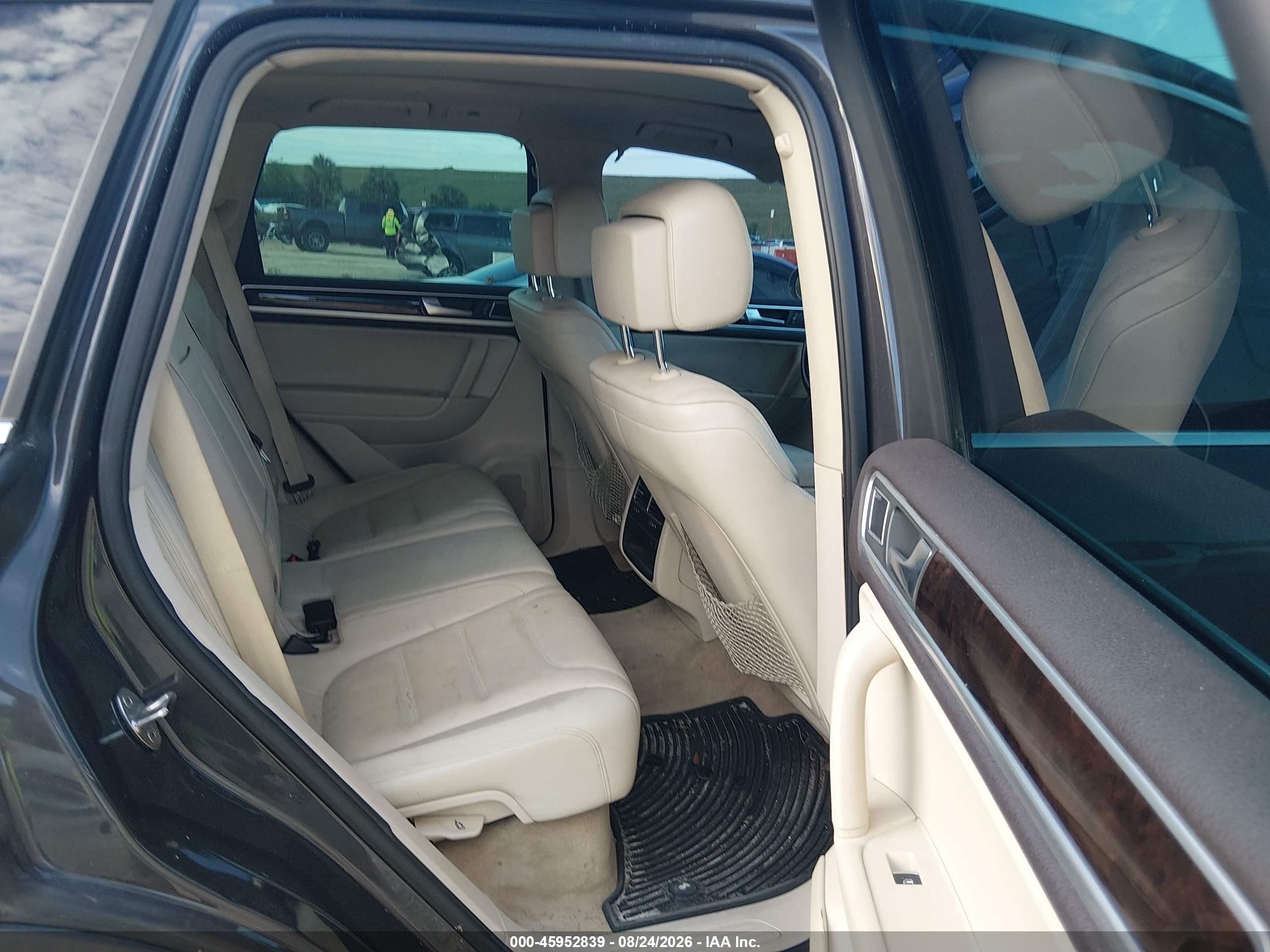 2013 Volkswagen Touareg Tdi Executive Black vin: WVGEP9BP4DD000528