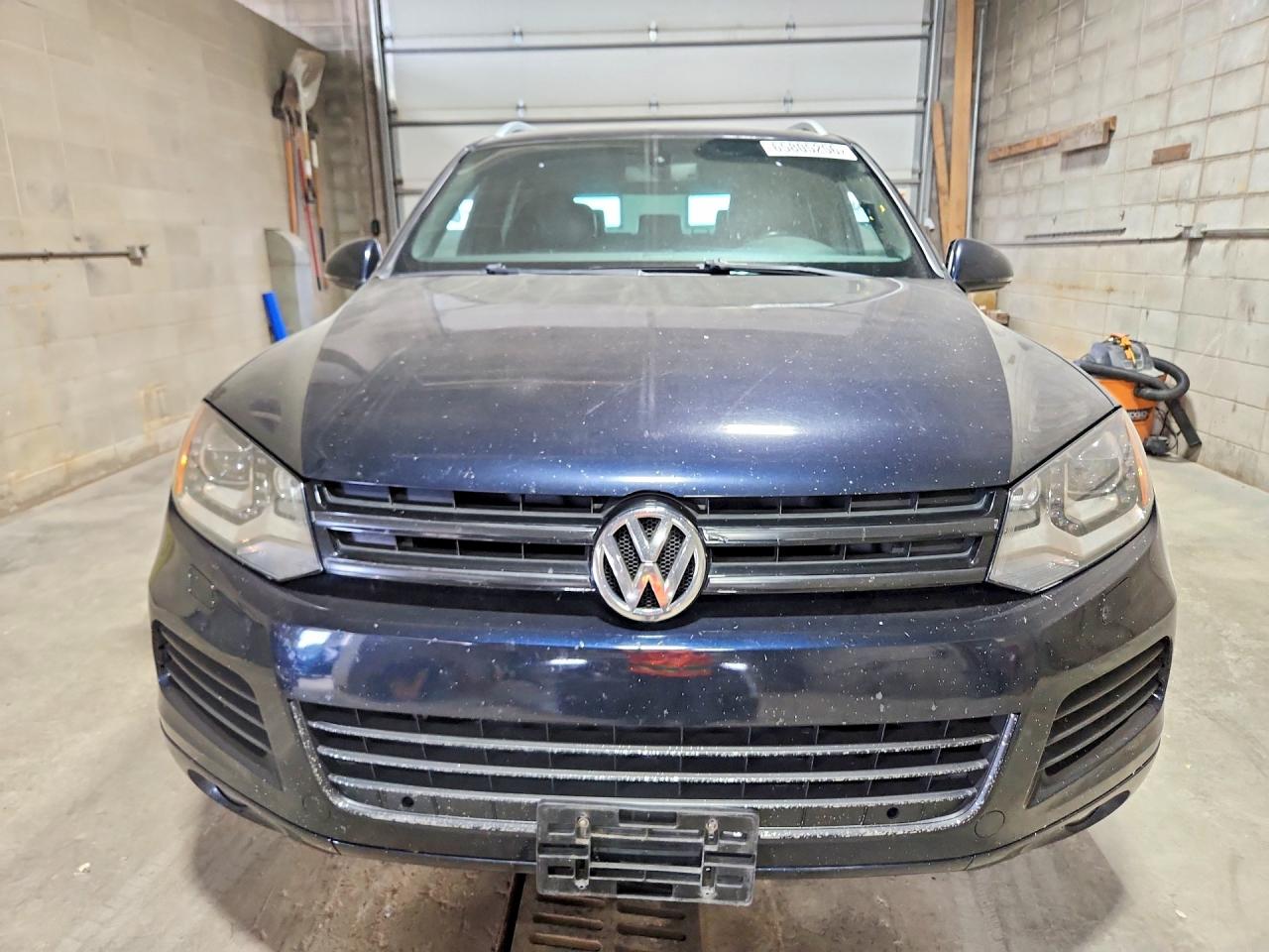 2014 Volkswagen Touareg V6 Tdi Blue vin: WVGEP9BP4ED008582