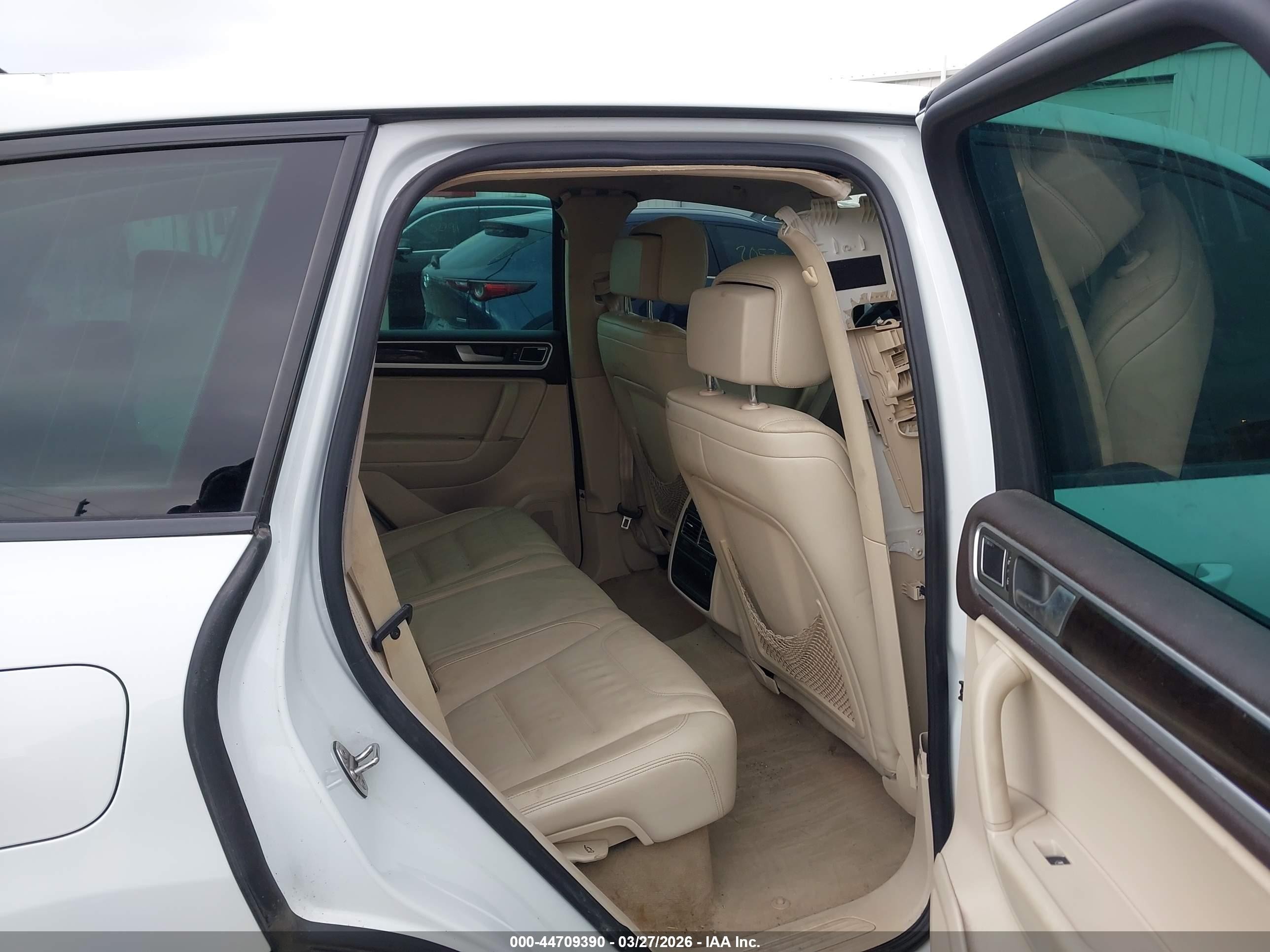 2013 Volkswagen Touareg Tdi Executive White vin: WVGEP9BP5DD006015