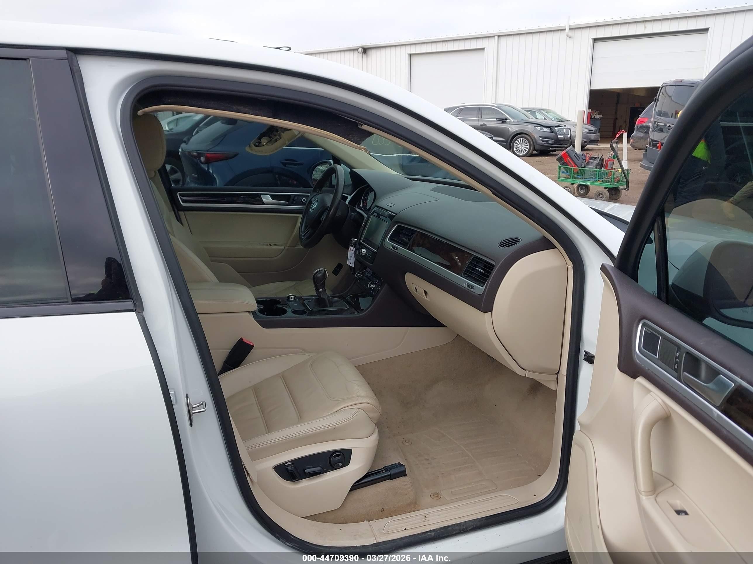 2013 Volkswagen Touareg Tdi Executive White vin: WVGEP9BP5DD006015