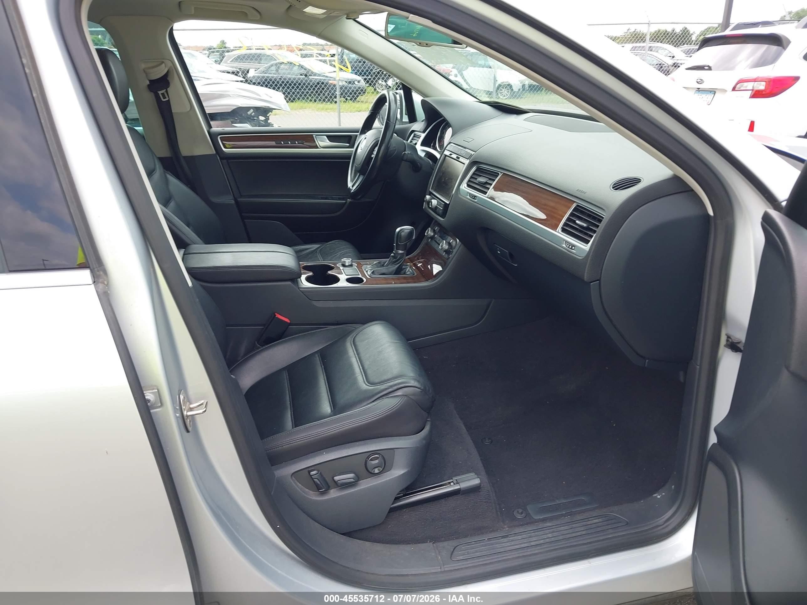 2015 Volkswagen Touareg Tdi Lux Silver vin: WVGEP9BP5FD002114