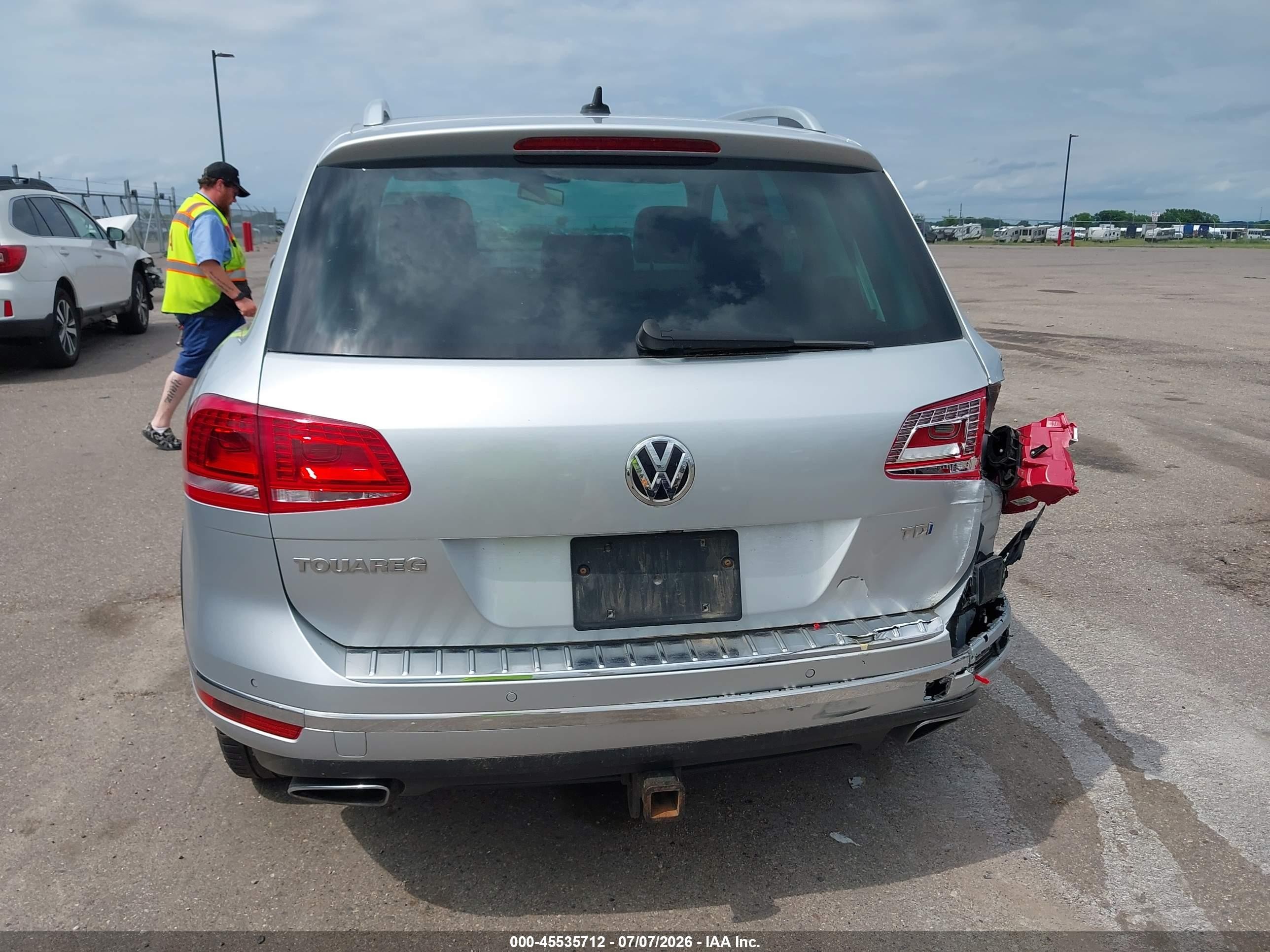 2015 Volkswagen Touareg Tdi Lux Silver vin: WVGEP9BP5FD002114