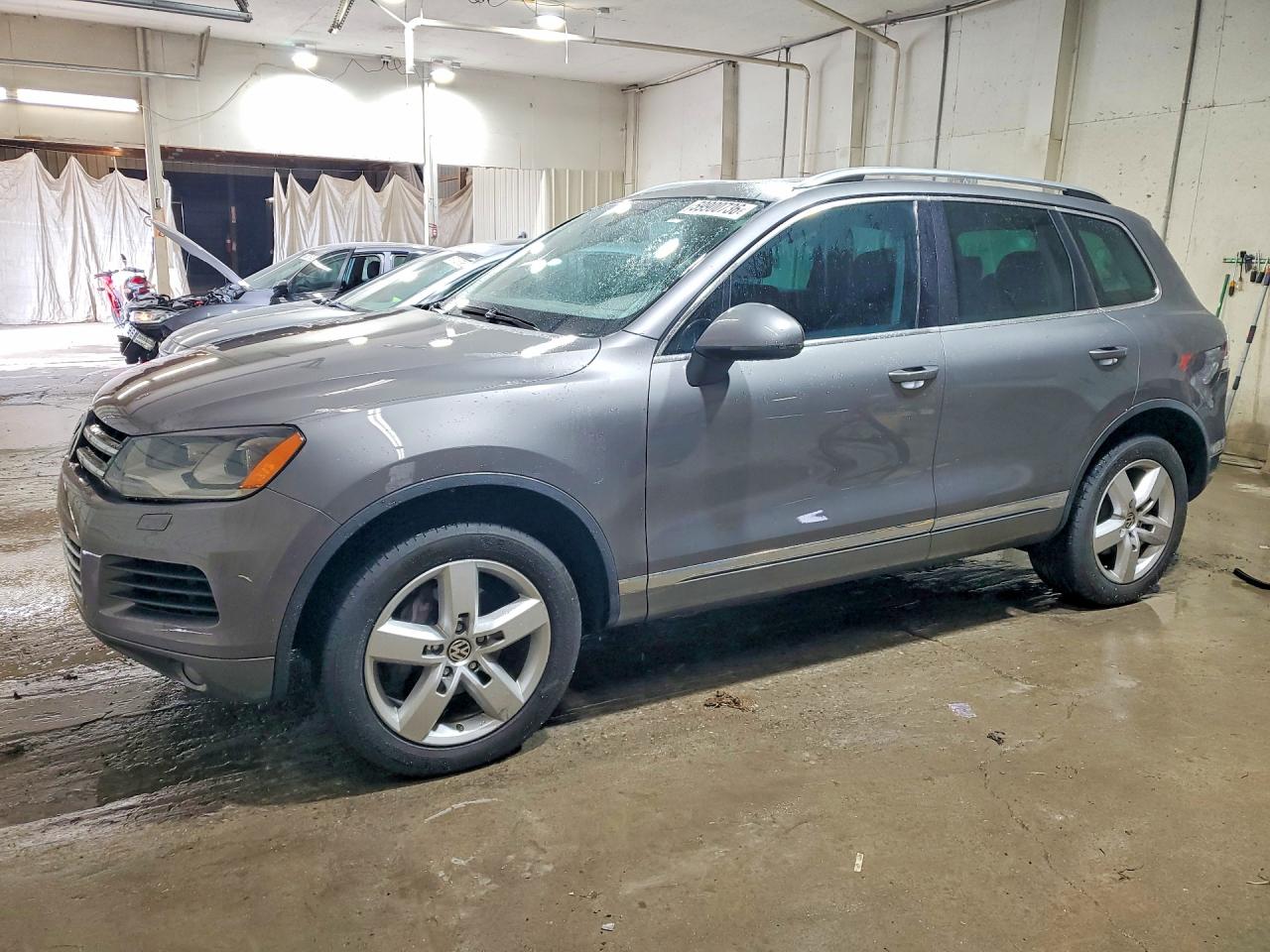 2013 Volkswagen Touareg V6 Tdi Gray vin: WVGEP9BP9DD003652