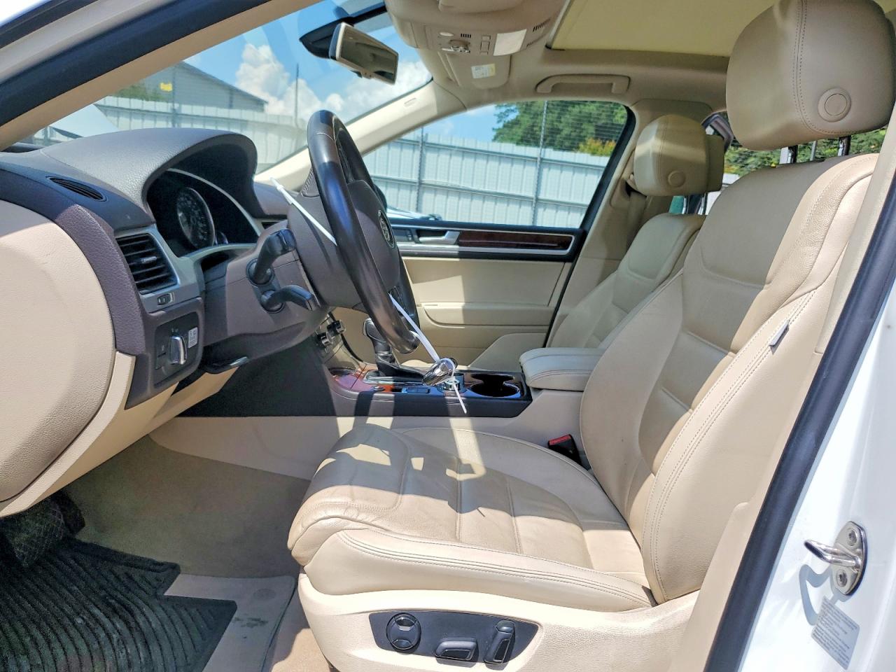 2014 Volkswagen Touareg V6 Tdi White vin: WVGEP9BP9ED008674
